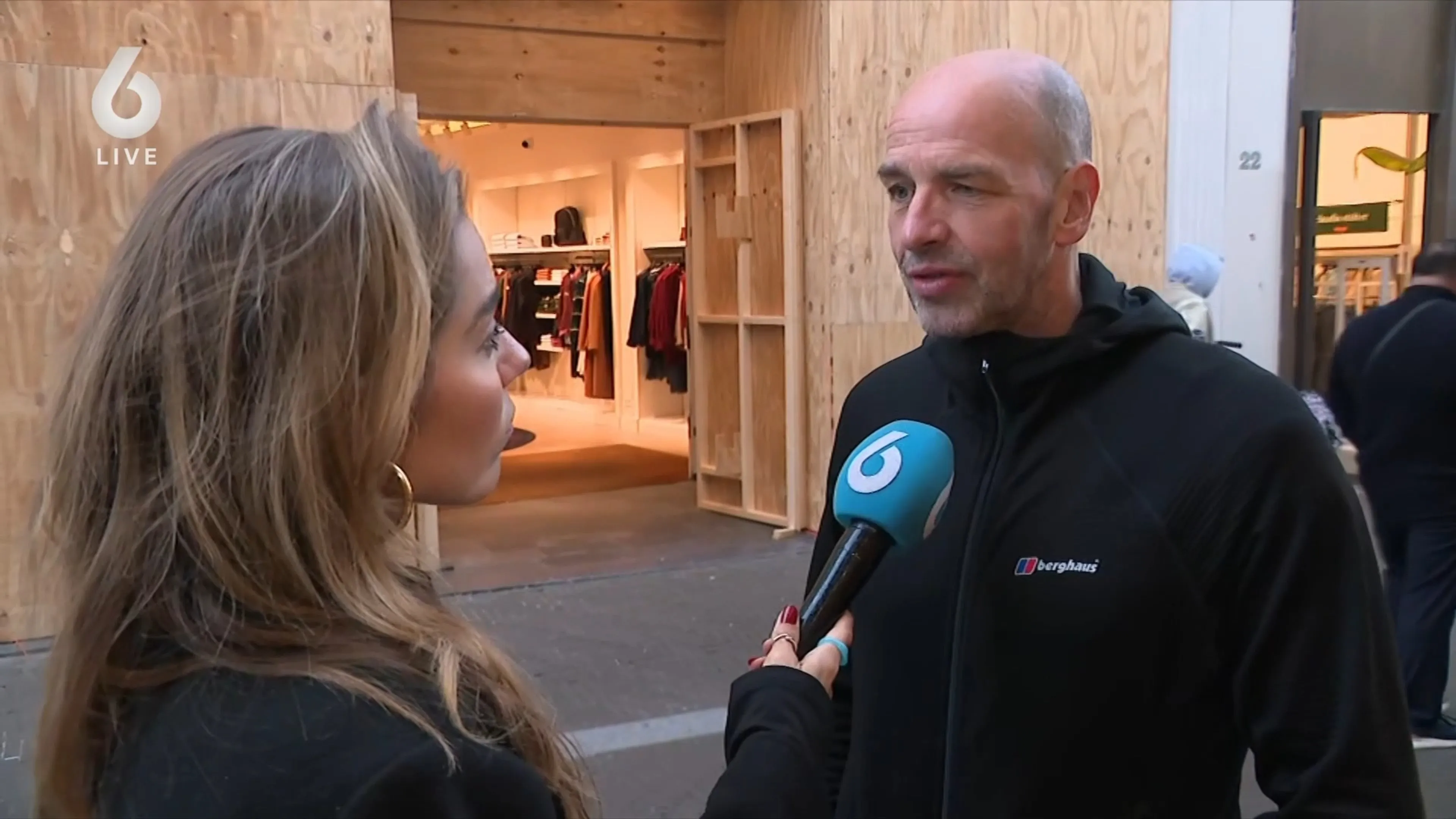Winkeliers timmeren winkels dicht uit angst voor plunderingen