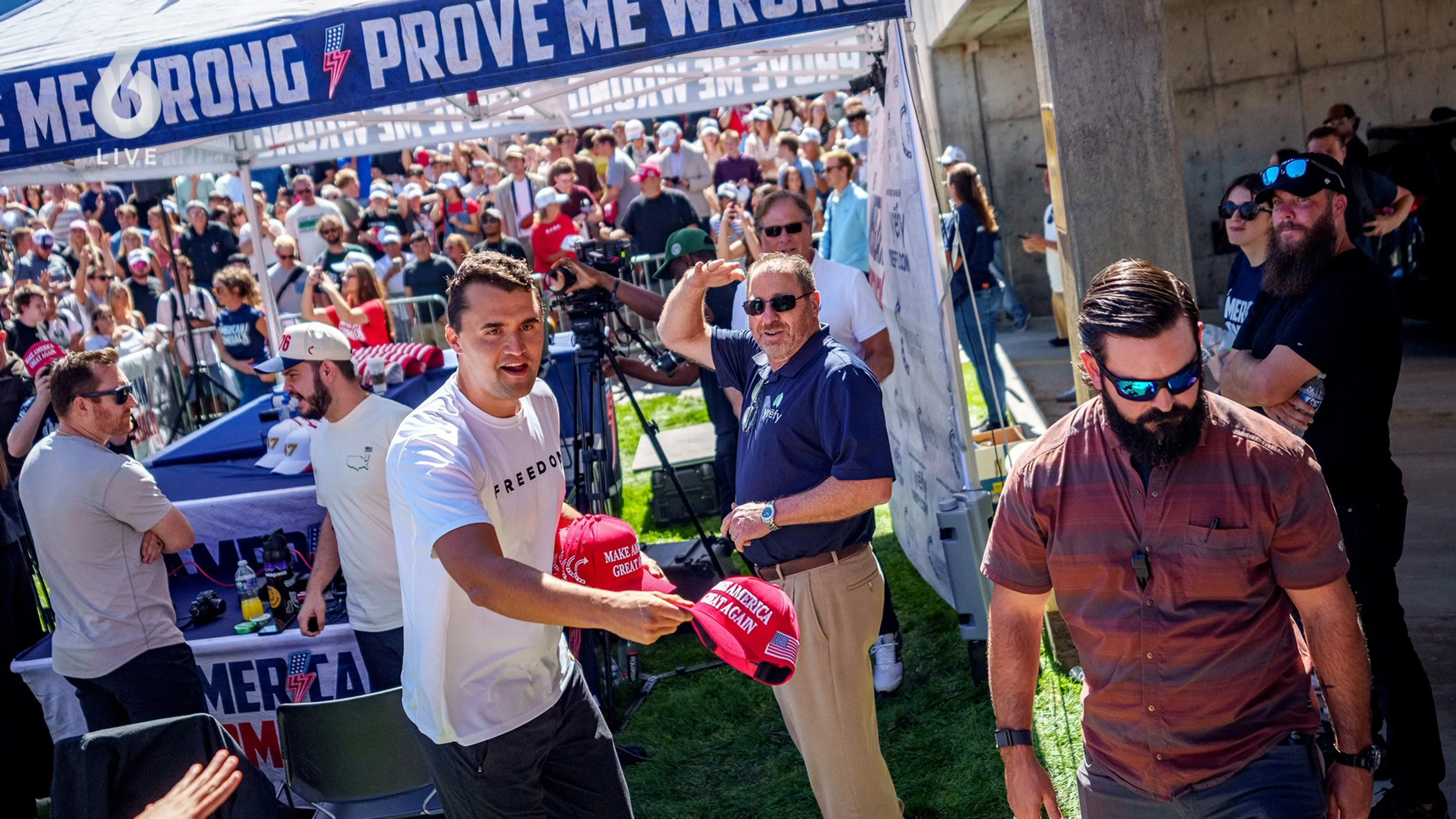 Conservatief boegbeeld Charlie Kirk doodgeschoten tijdens evenement in Utah