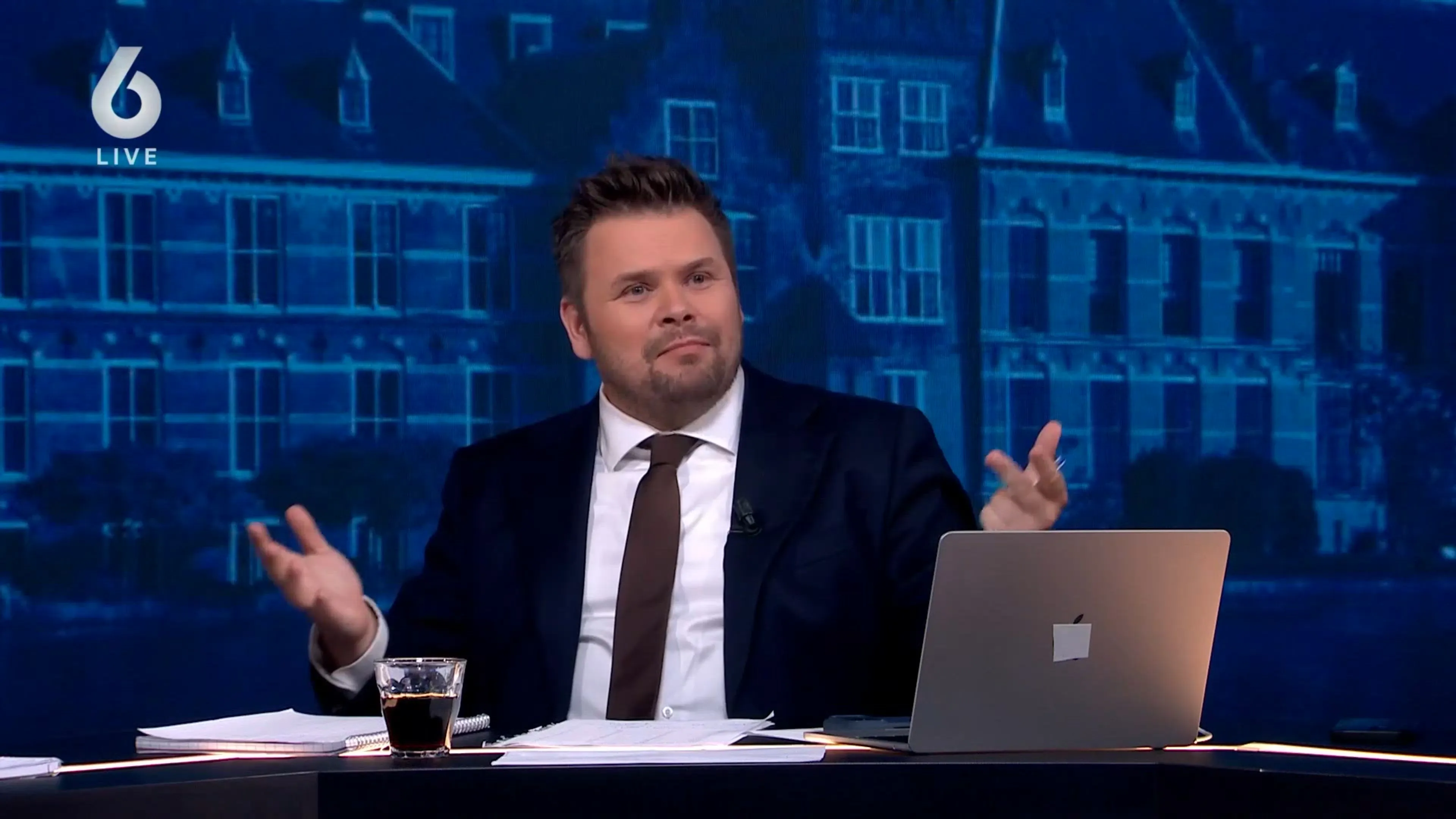Chaos tijdens exitpoll: Yesilgöz danst, Baudet emotioneel en Eerdmans door het dolle