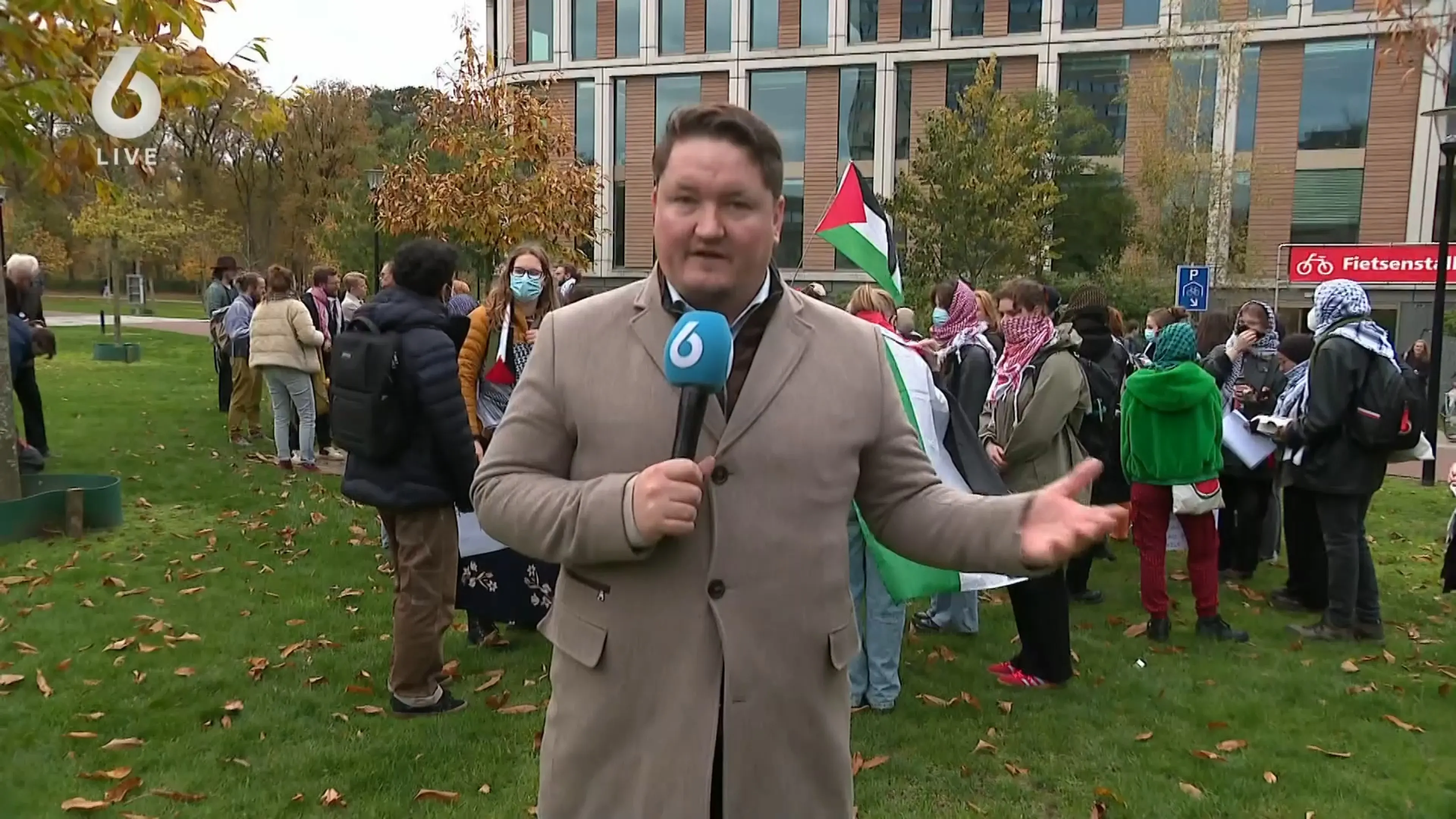 Demonstratie tegen vertrek universiteitsdocent Pettit: 'Sta je toch mooi in je hemd!'