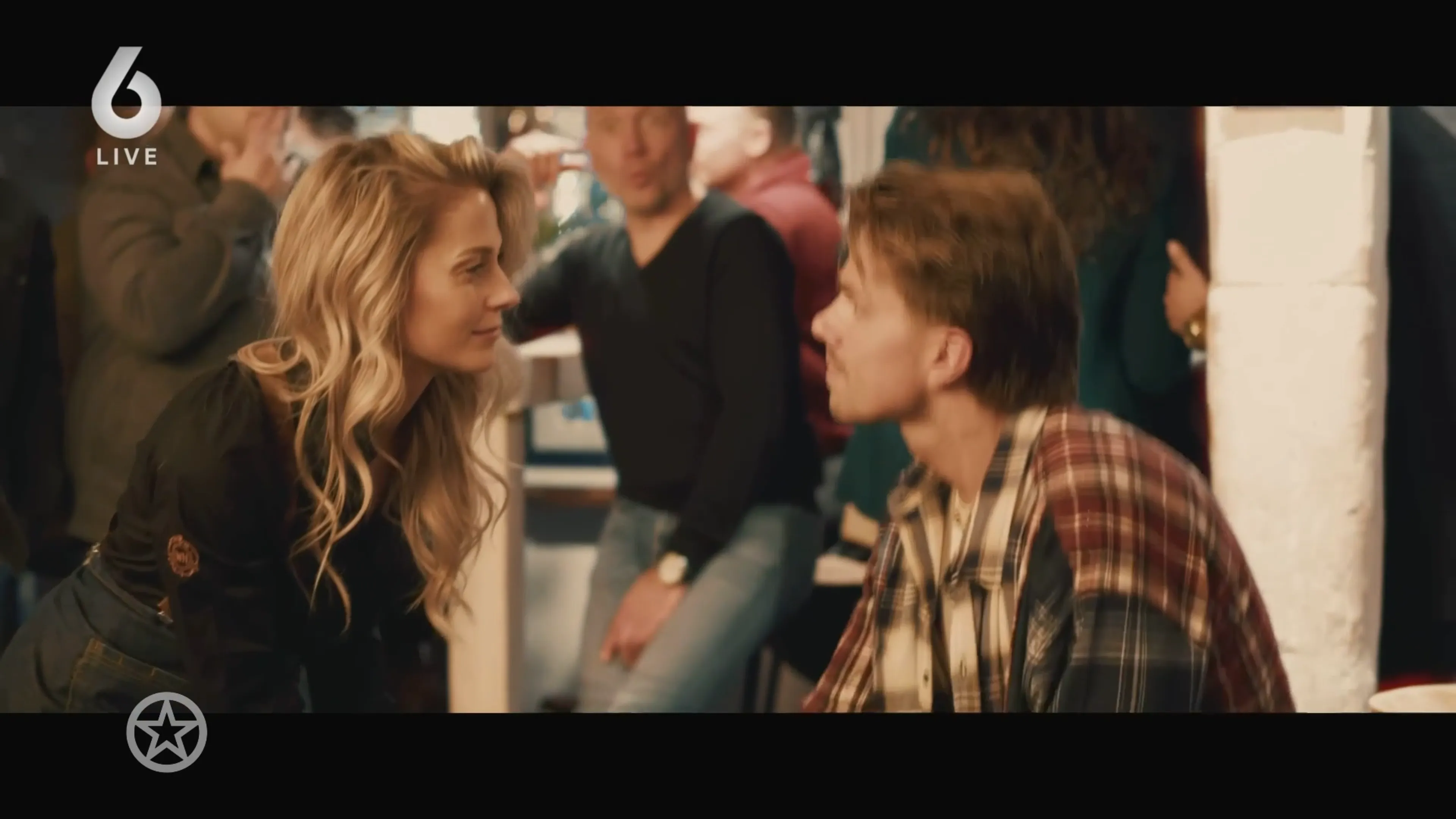 Wie is de dame in kerstclip Hazes?