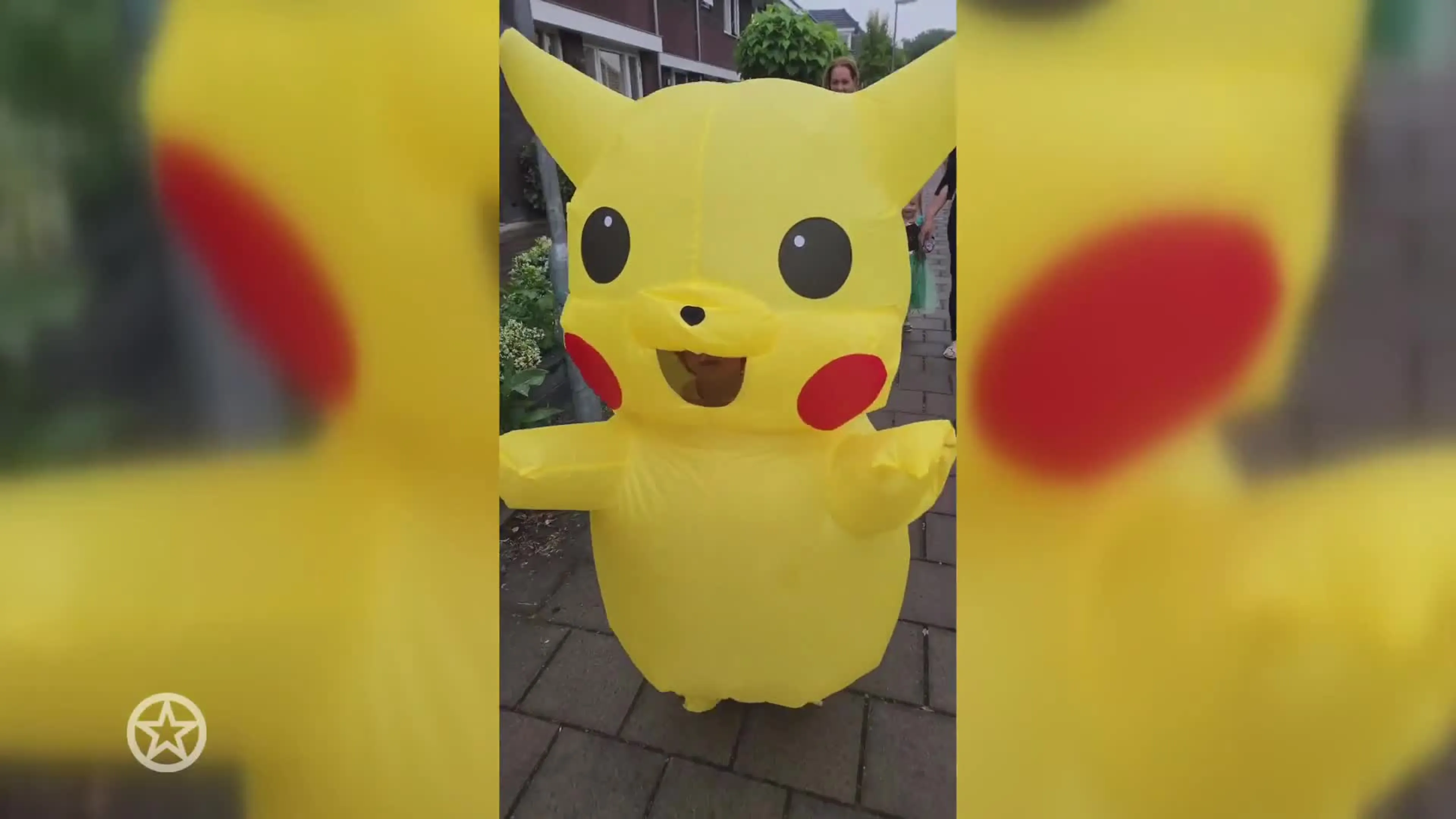 Zoontje Caroline Spoor in Pikachu kostuum