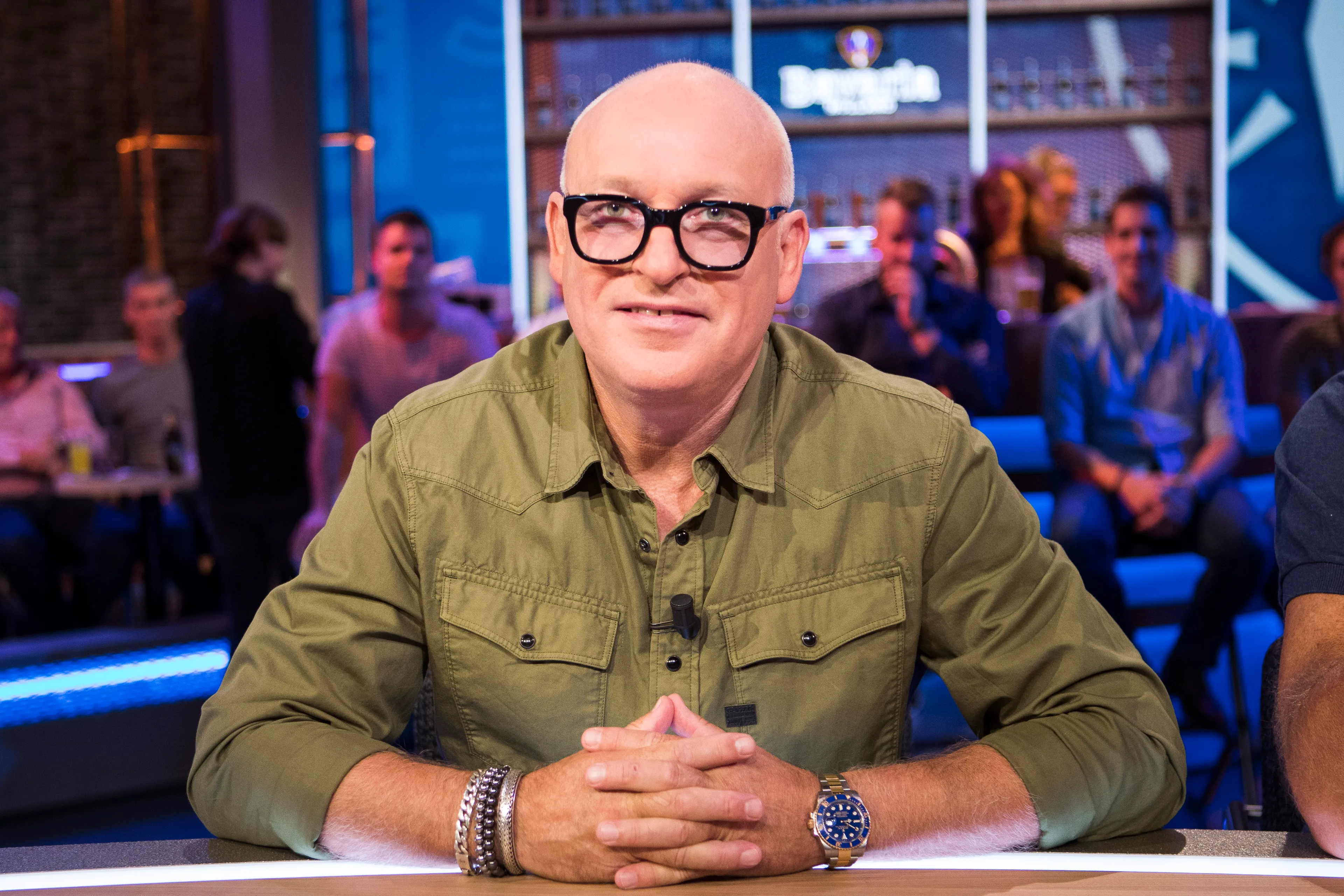 René van der Gijp belaagd door gemaskerde mannen