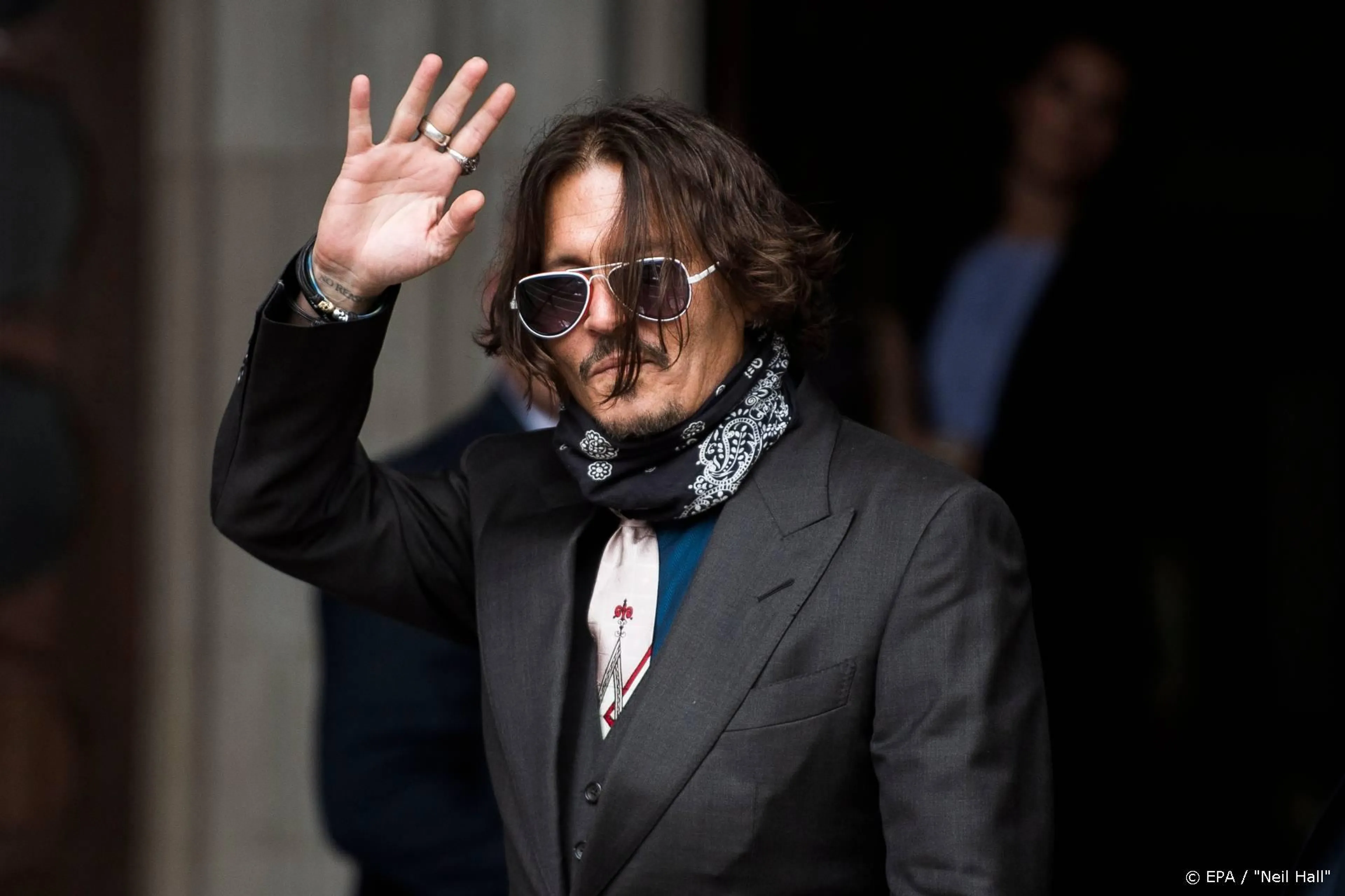 Johnny Depp zou hondje Amber Heard uit raam gehangen hebben