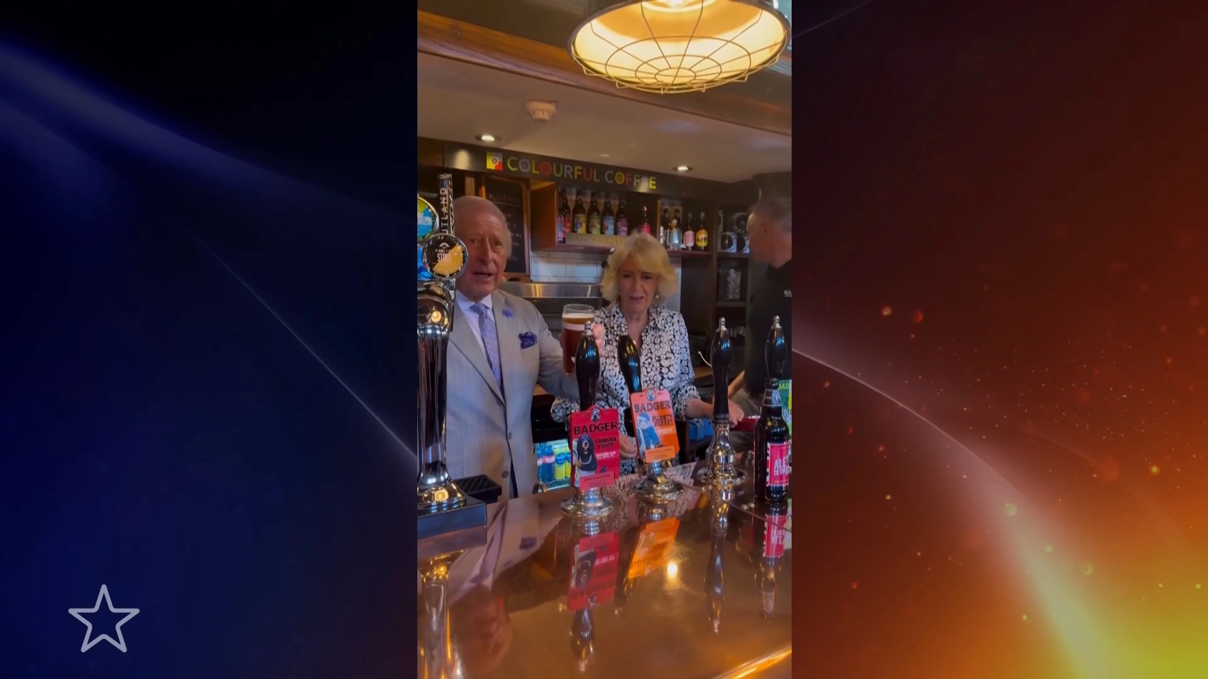 Koning Charles tapt biertje