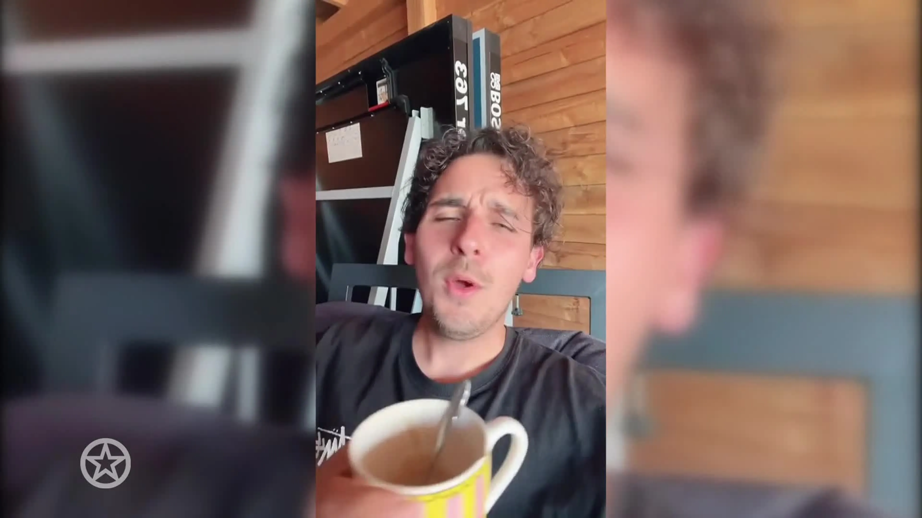 Nielson en vrouw genieten van concert
