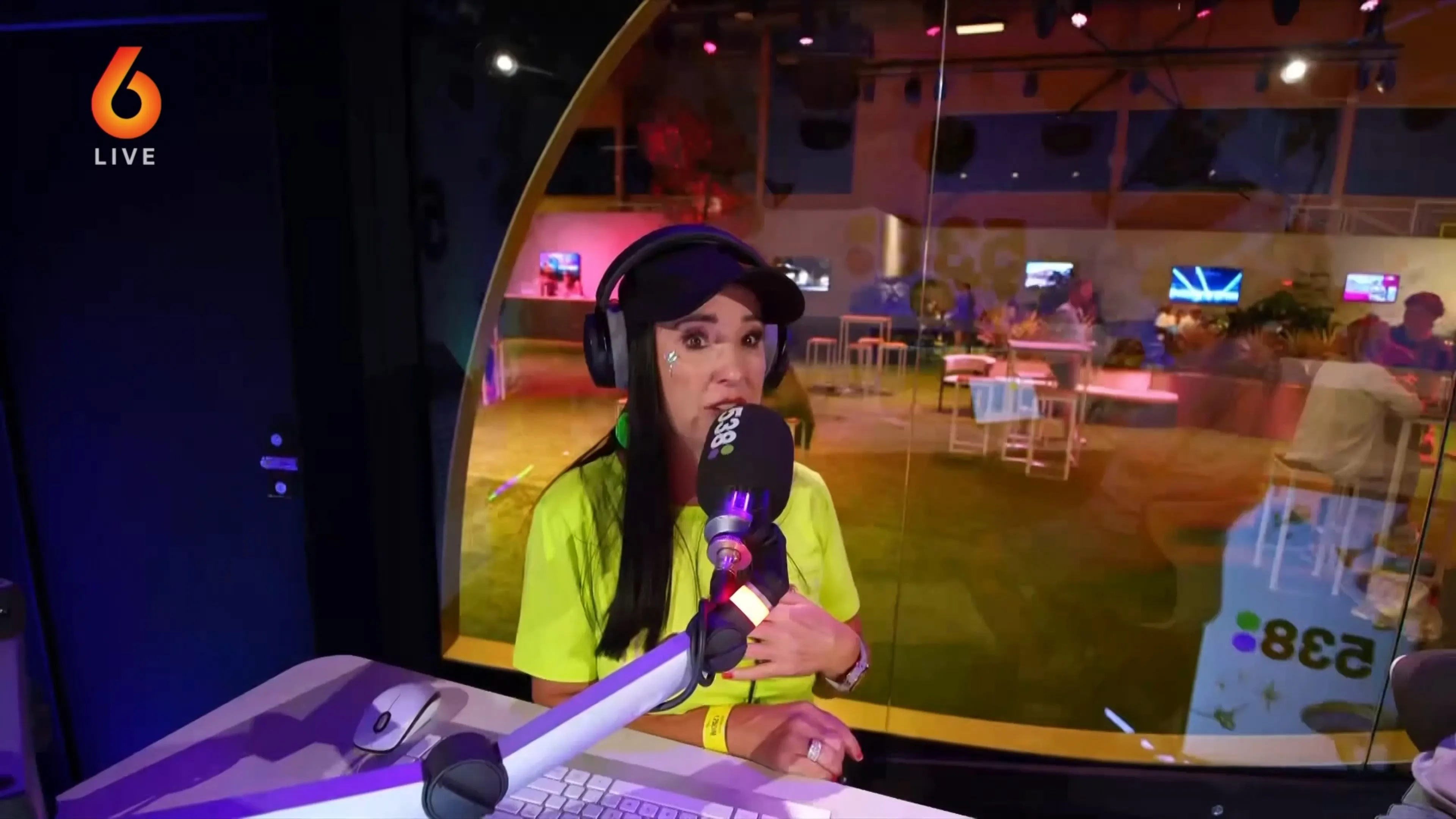Kathleen Aerts toont nieuwe look op Radio 538