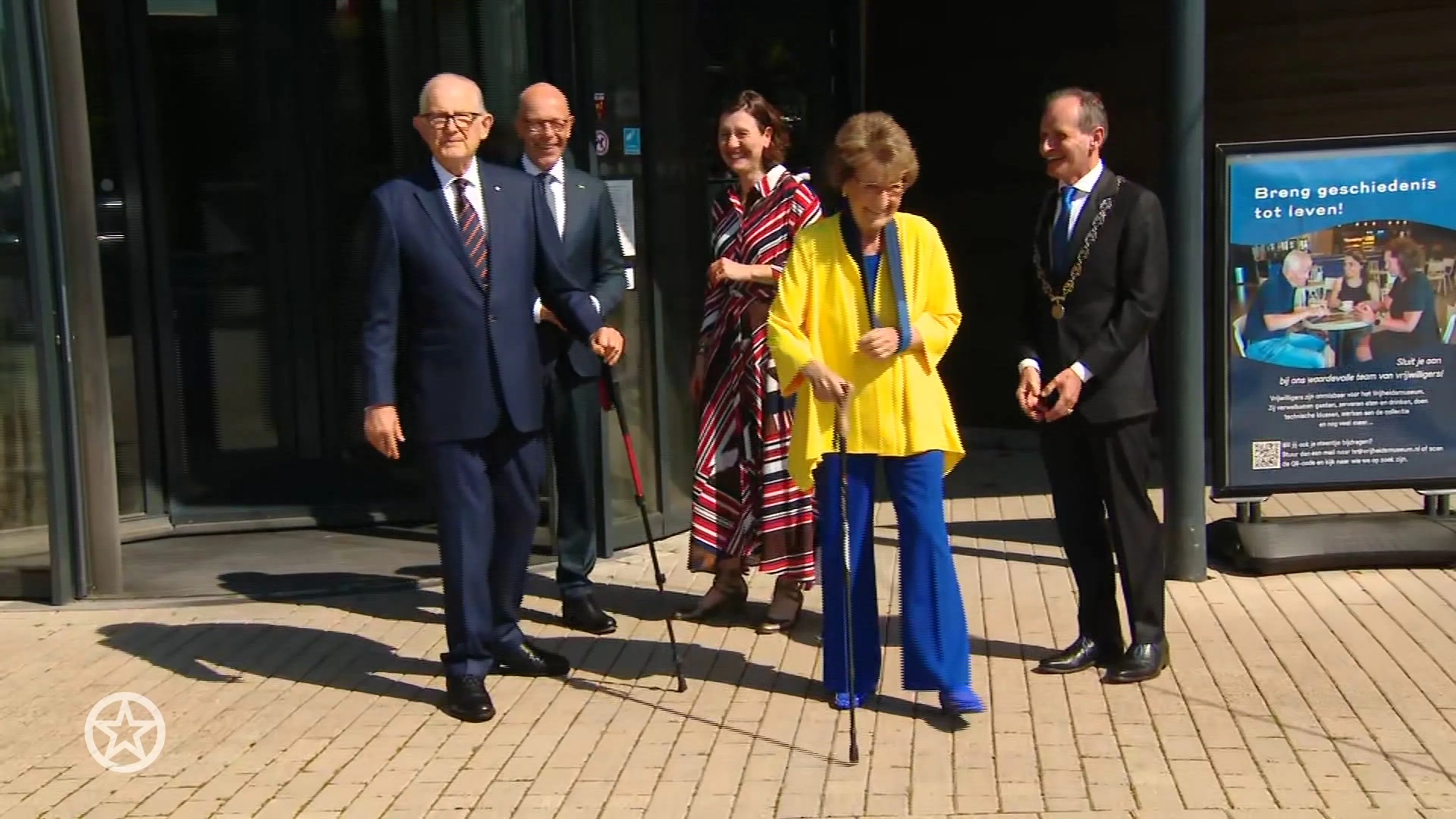 Prinses Margriet weer in het openbaar na gebroken arm