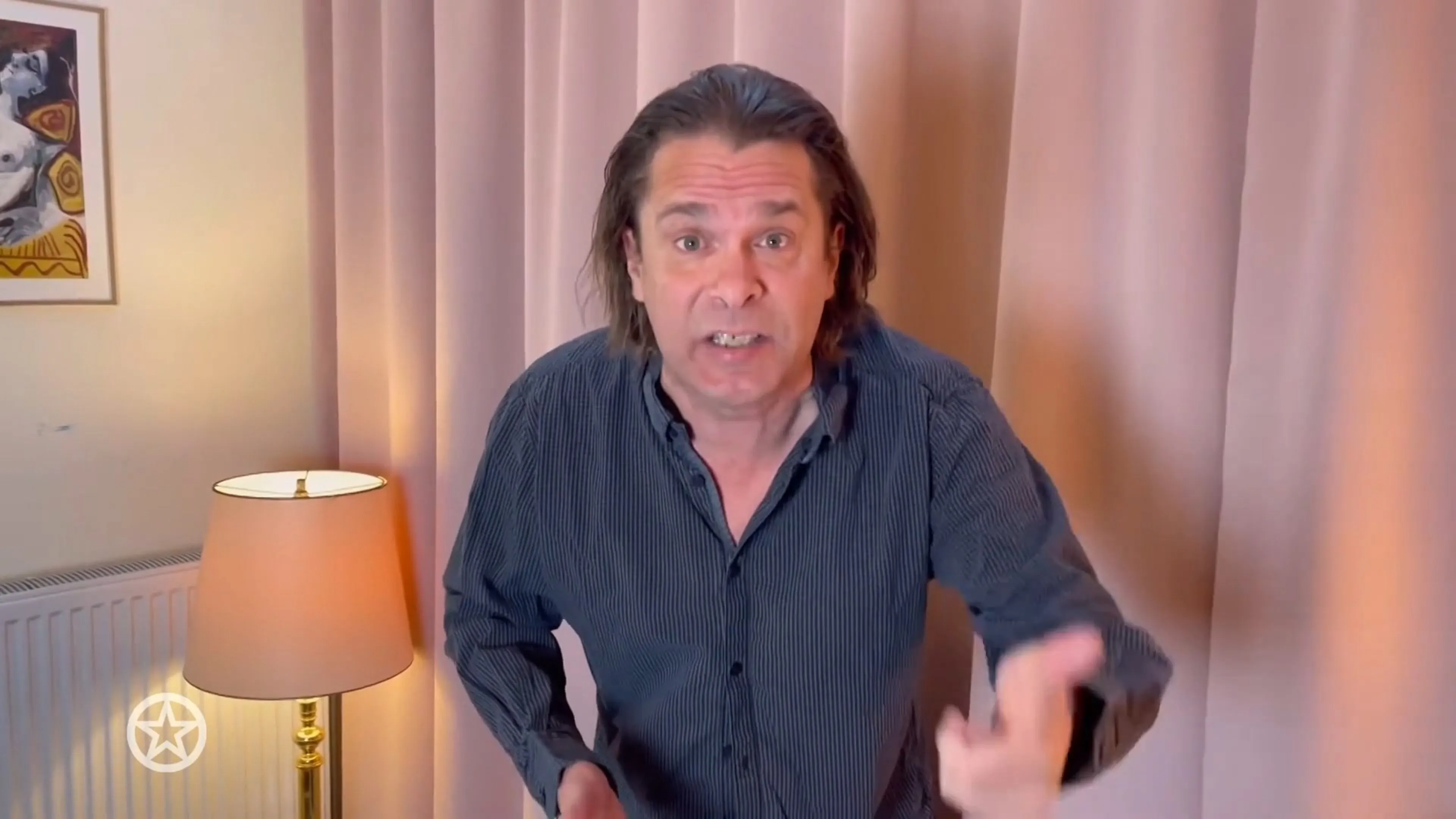 Enorme verbazing bij Hans Teeuwen na inval