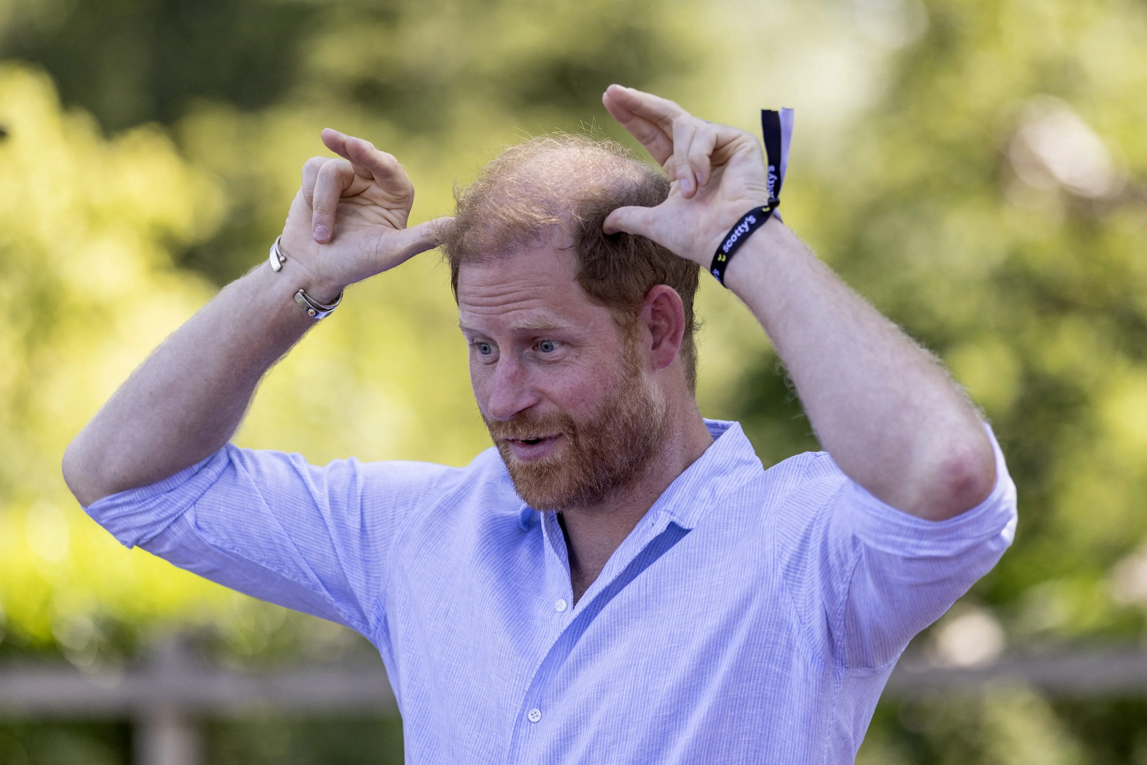Prins Harry doet mee aan yogales met geiten na turbulente rechtszaak