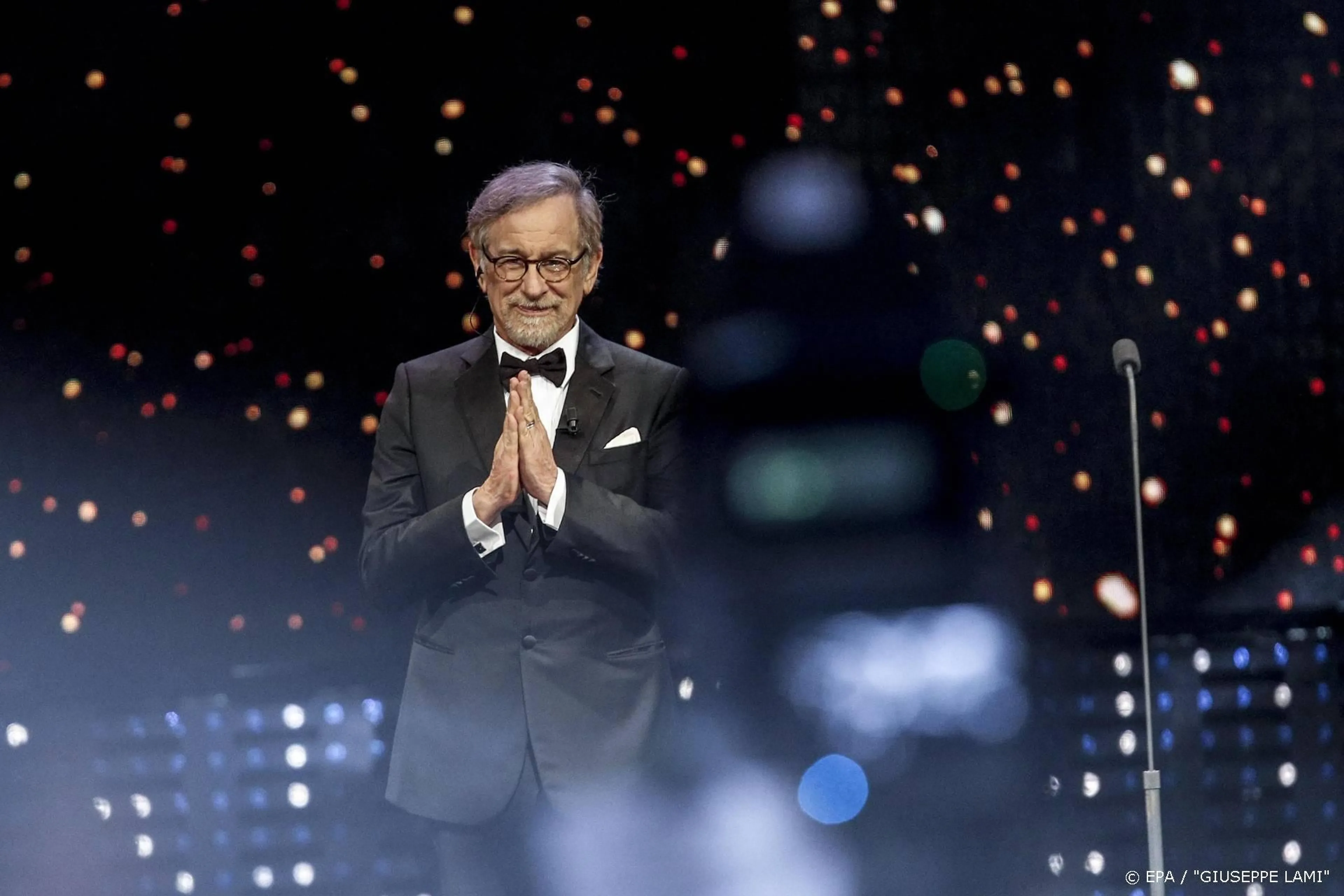 Hollywoodbazen schenken aan coronafonds