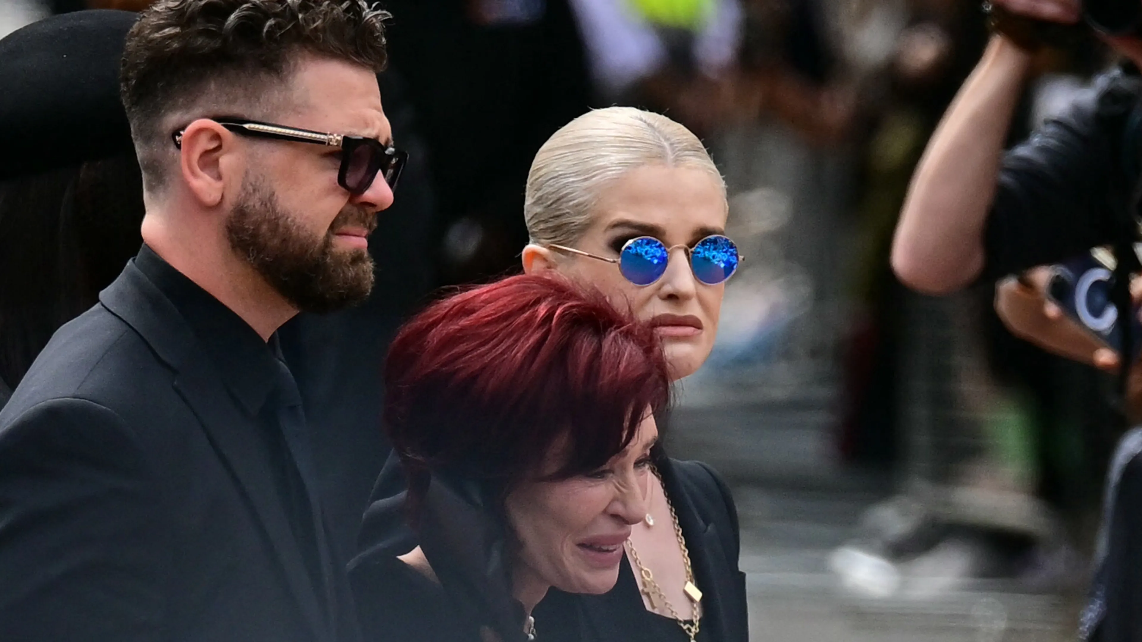Sharon Osbourne hevig geëmotioneerd bij afscheid Ozzy