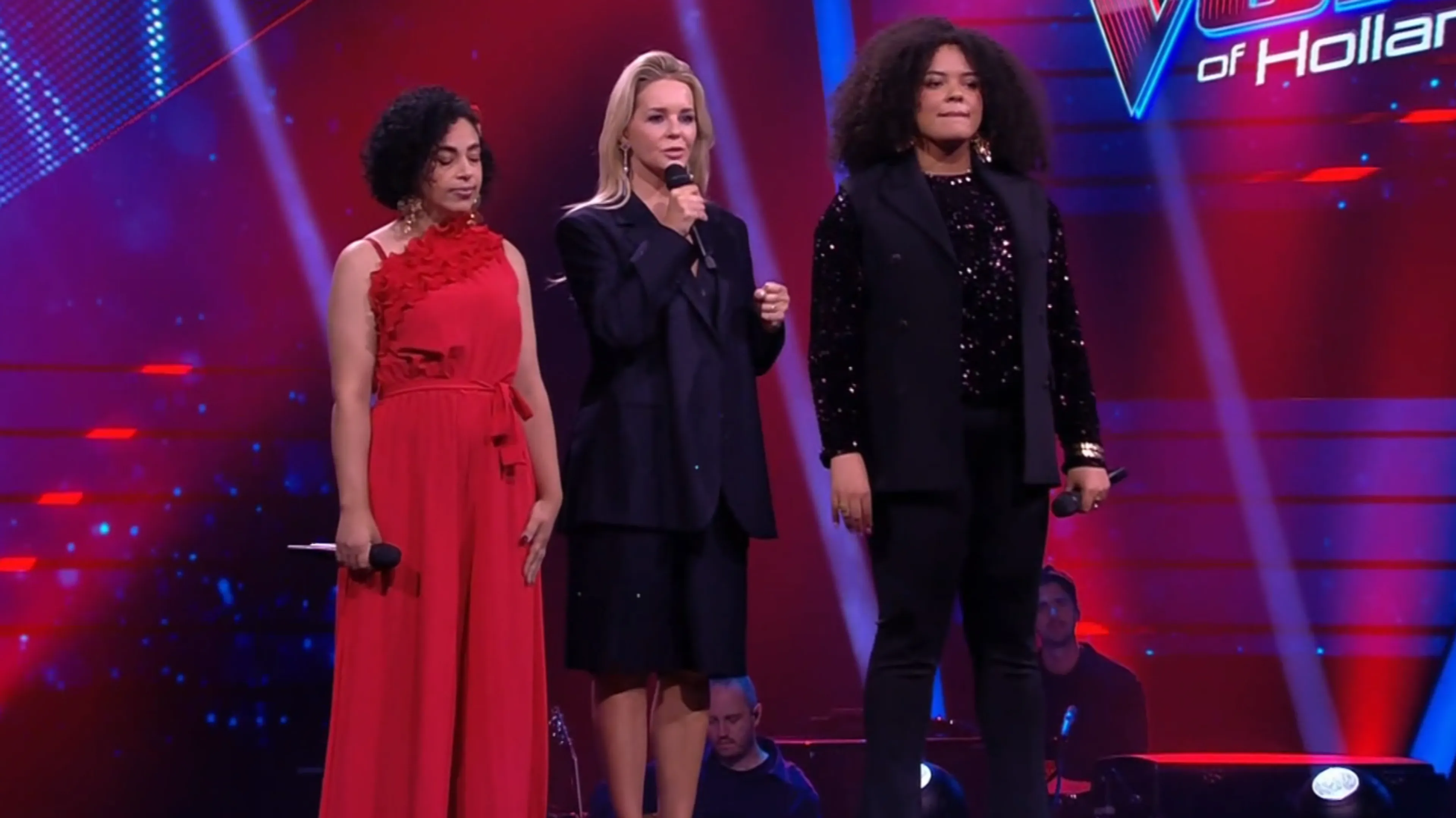 Broekrok Chantal Janzen zorgt voor reacties bij The Voice-kijkers