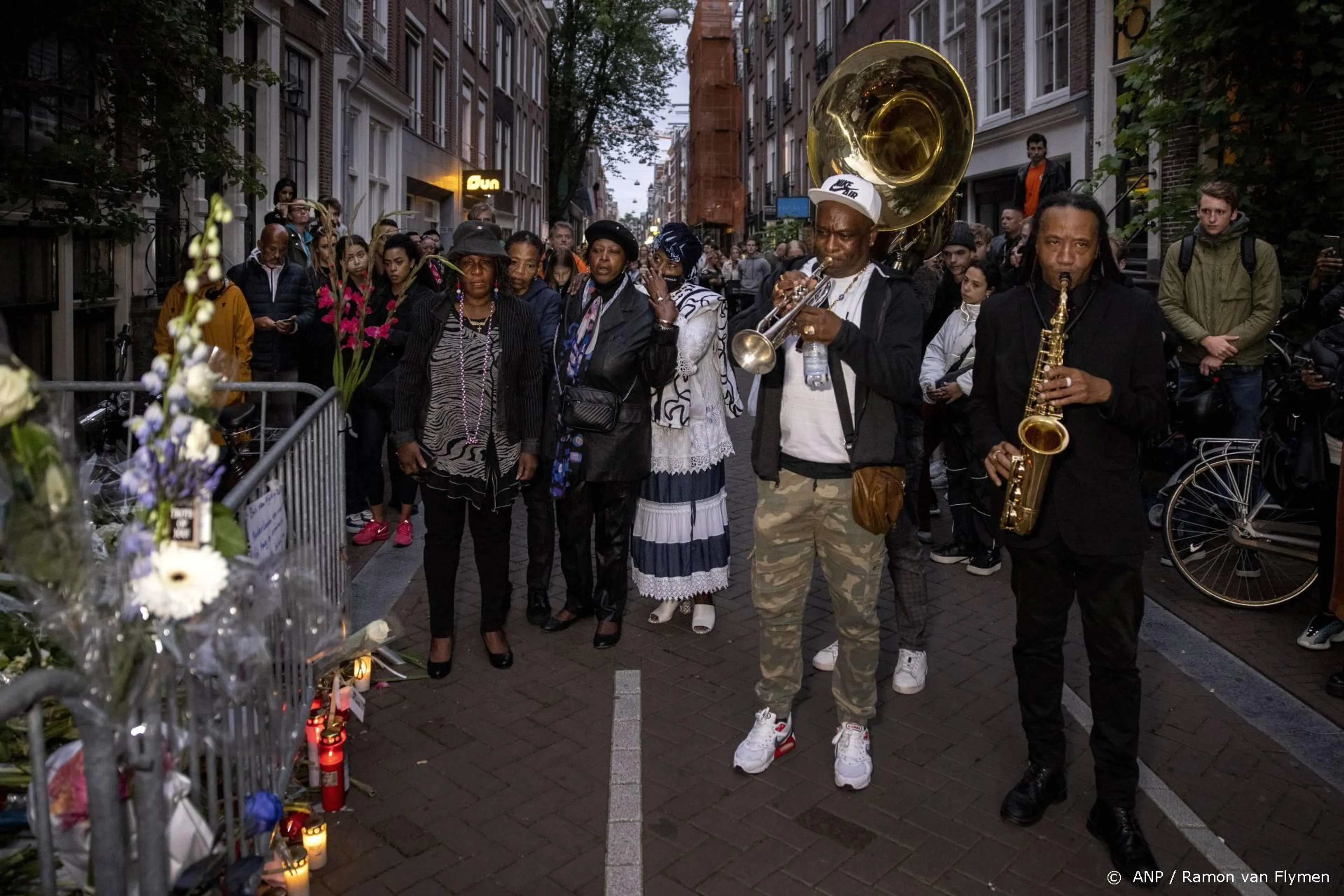 Nog steeds drukte bij plaats delict Lange Leidsedwarsstraat