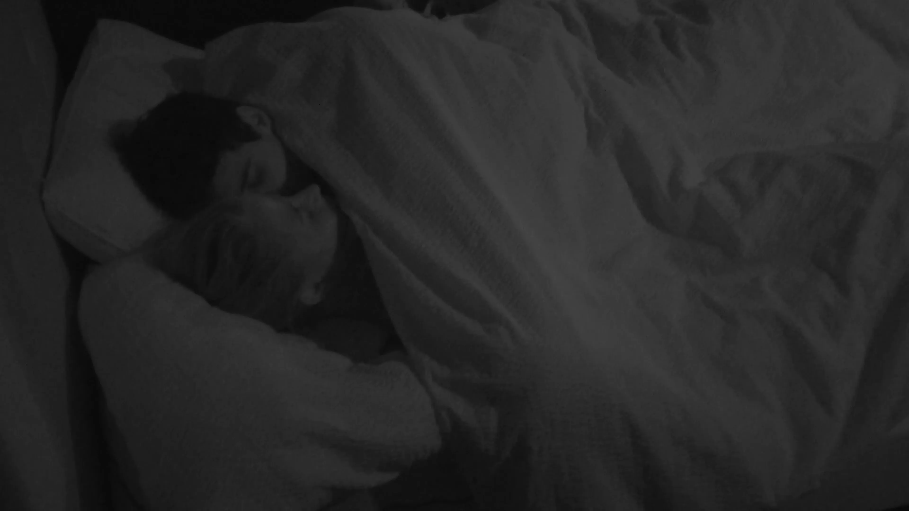 Zien: De Bondgenoten Anouk en Diederik belanden zoenend in bed