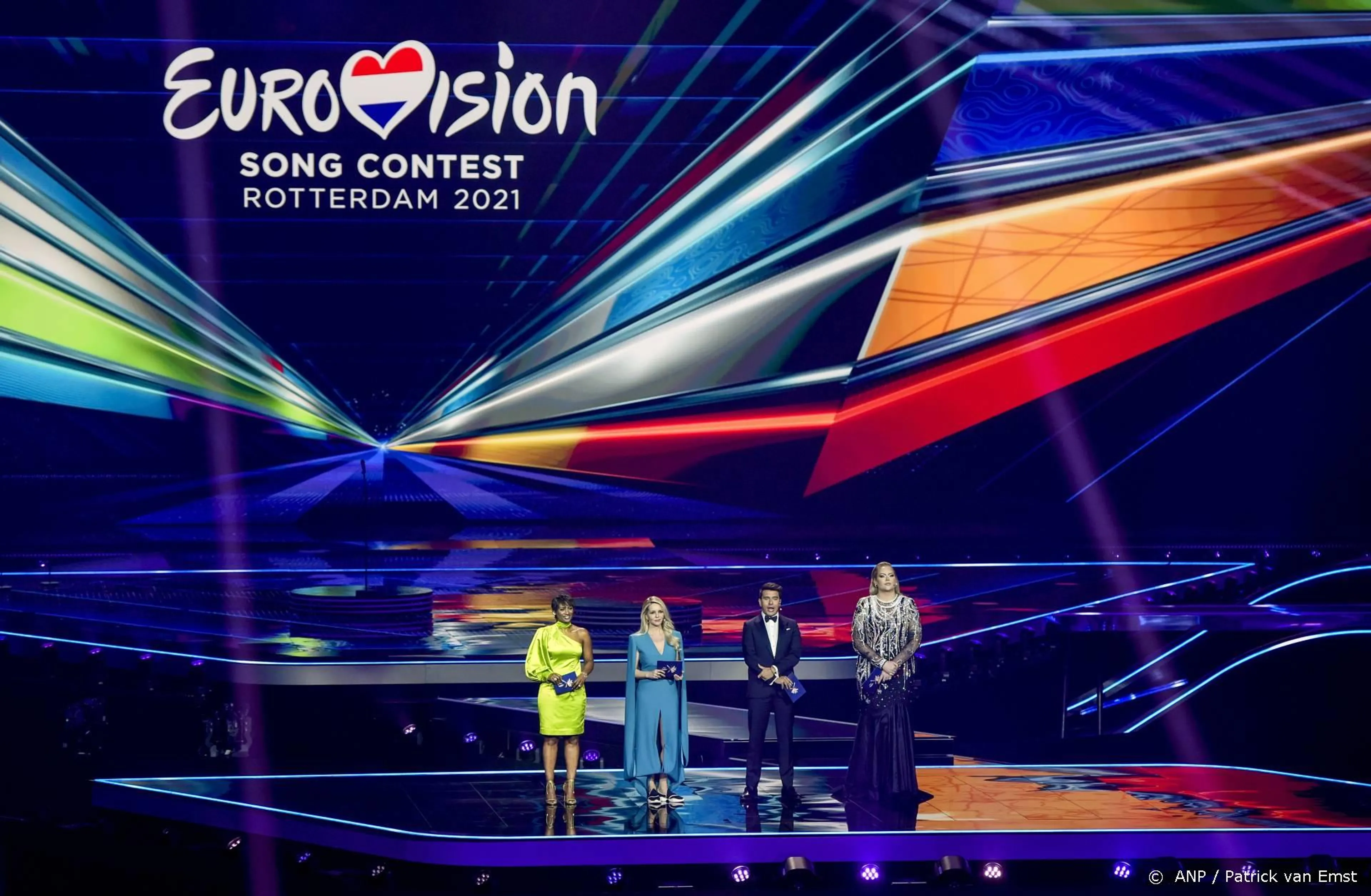 ZIEN: Dit dragen de Songfestivalpresentatoren tijdens tweede halve finale 