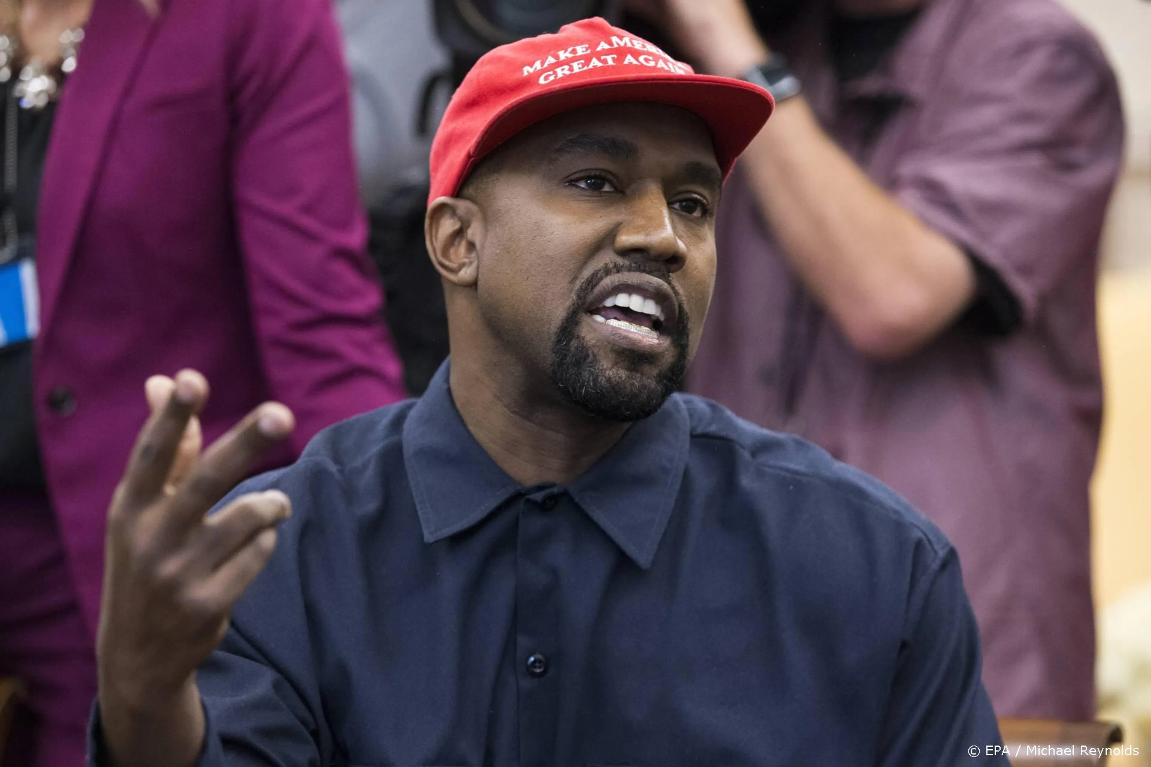 Kanye West begraaft kleipop Pete Davidson 'levend' in videoclip