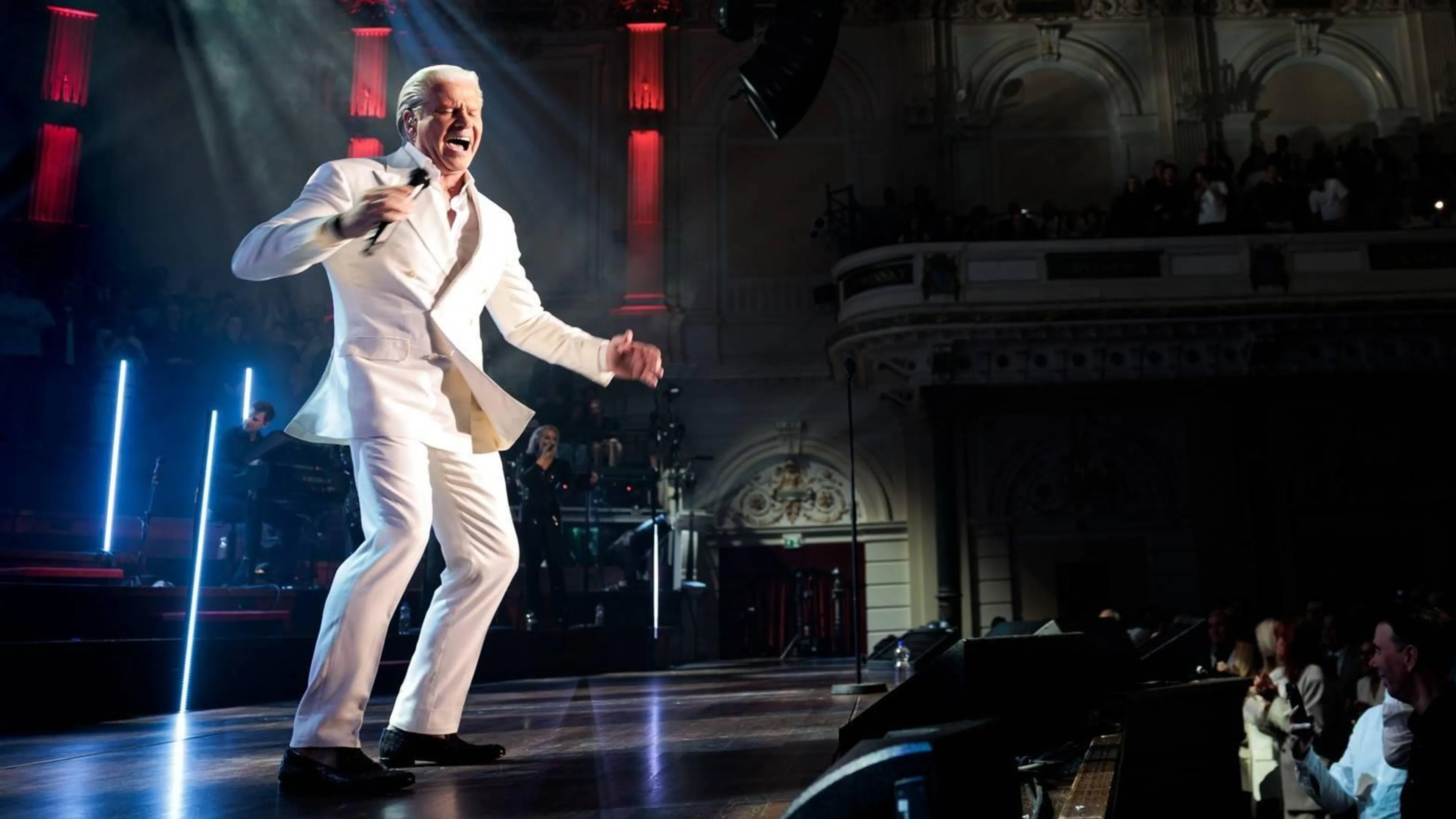 Dries Roelvink bij jubileumconcert in Concertgebouw 'opgetild en omarmd'