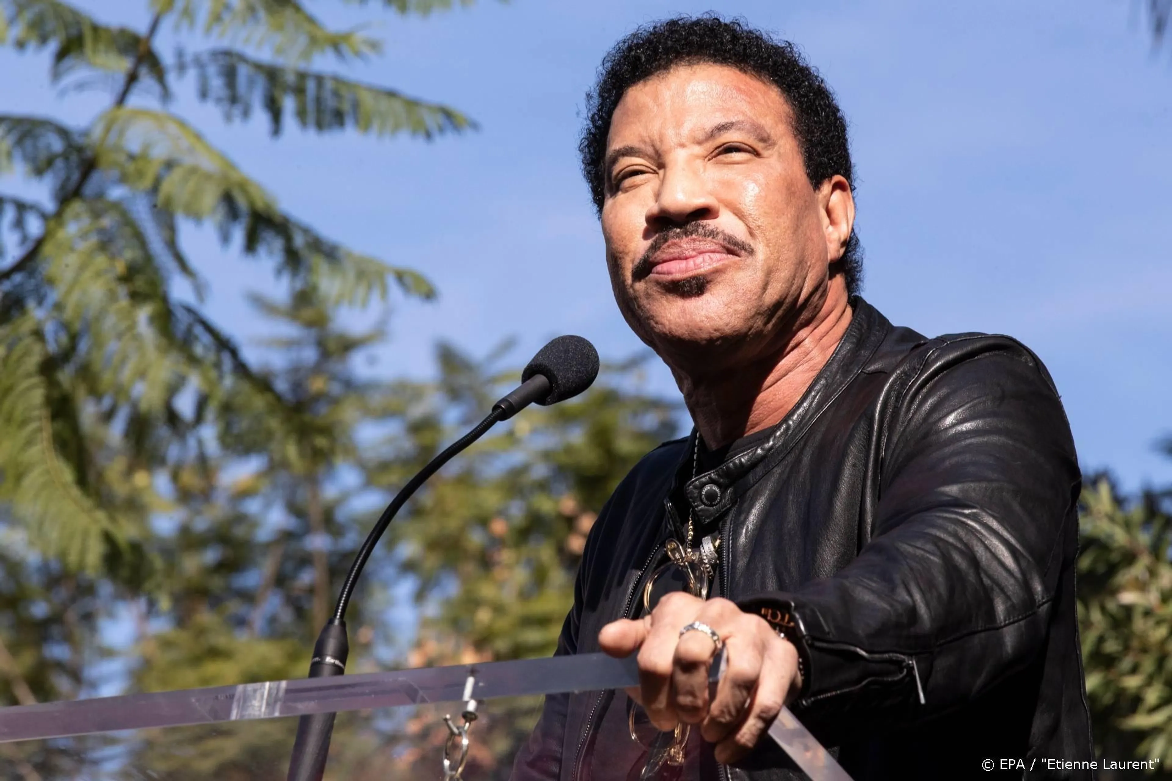 Lionel Richie blaast We Are The World nieuw leven in