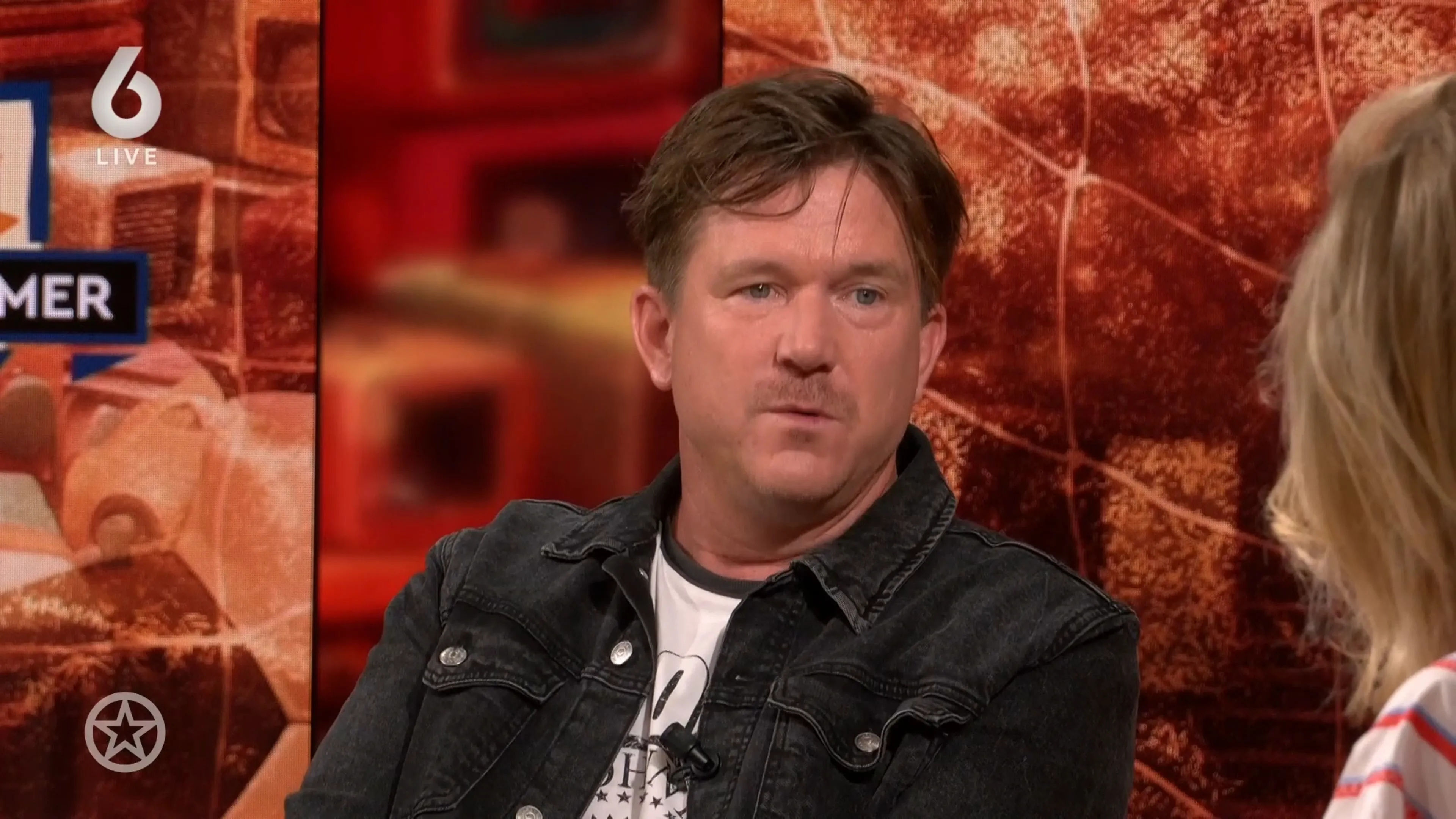 Johnny de Mol vraagt Oranjezomer-publiek: 'Wie kijkt er weleens porno?'