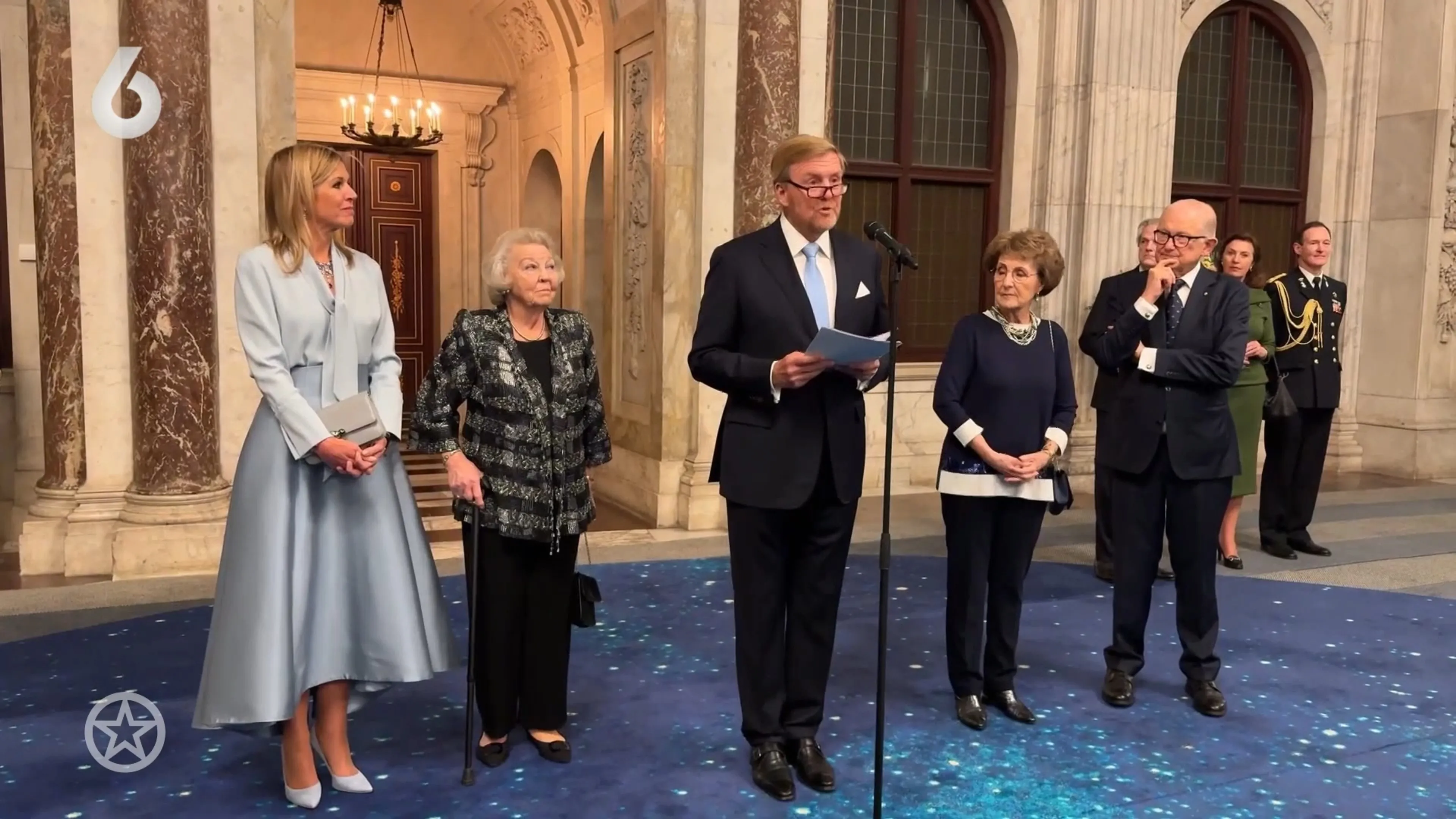 Koning en koningin ontvangen gasten tijdens nieuwjaarsreceptie op Paleis op de Dam