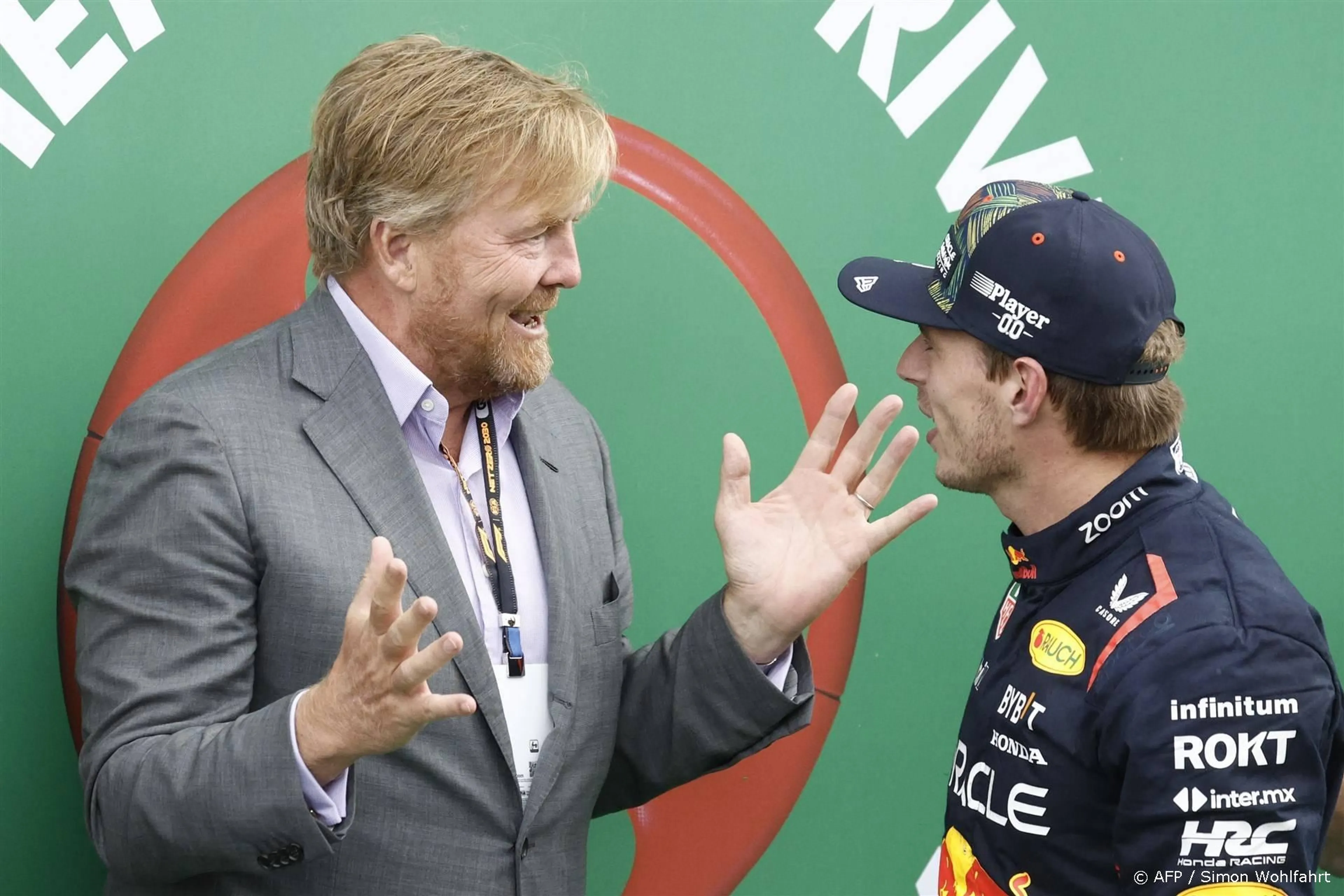 Koning Willem-Alexander reikt beker uit aan winnaar laatste Grand Prix van Zandvoort