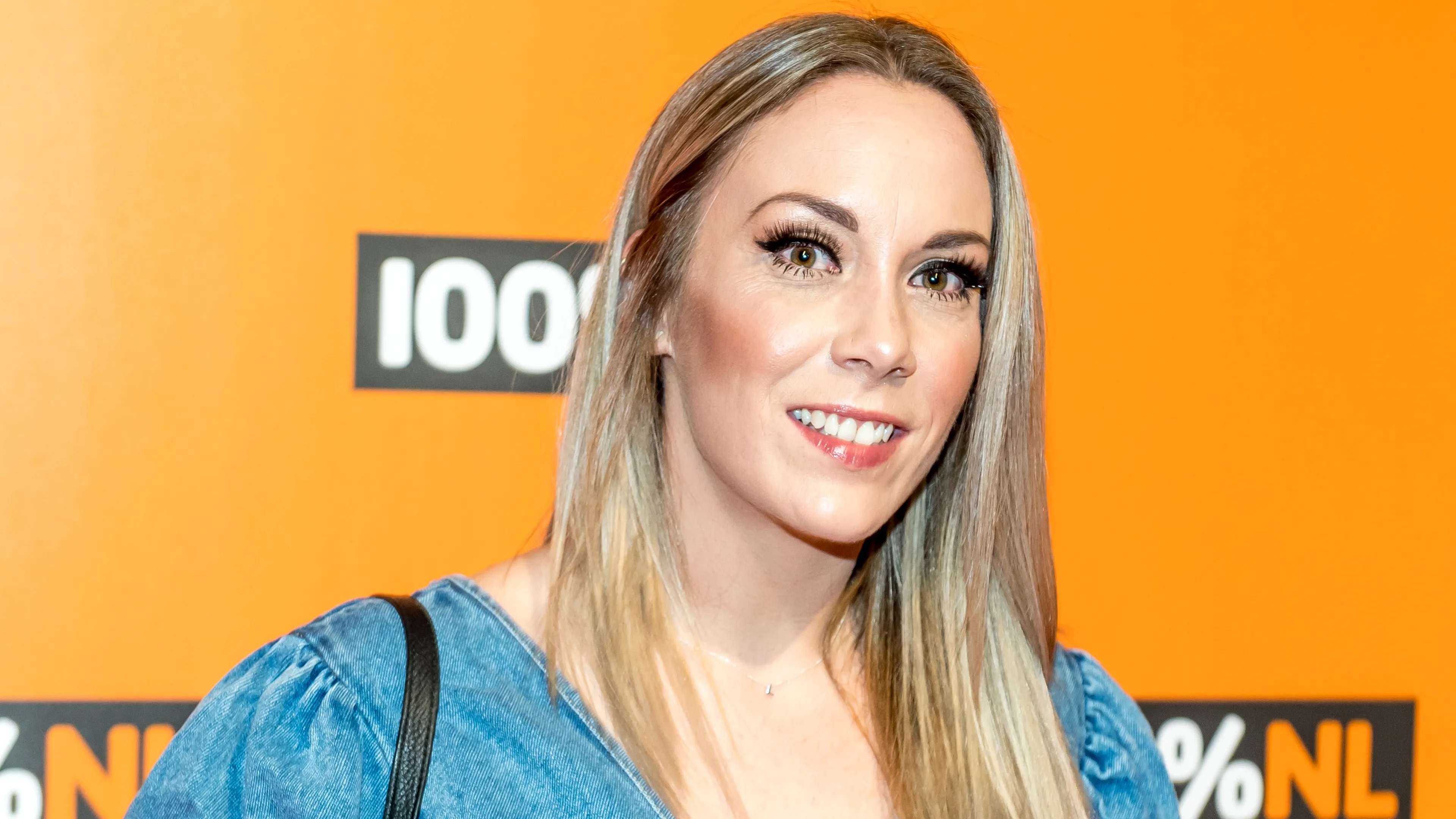 ZIEN: Lisa Lois showt groeiende babybuik