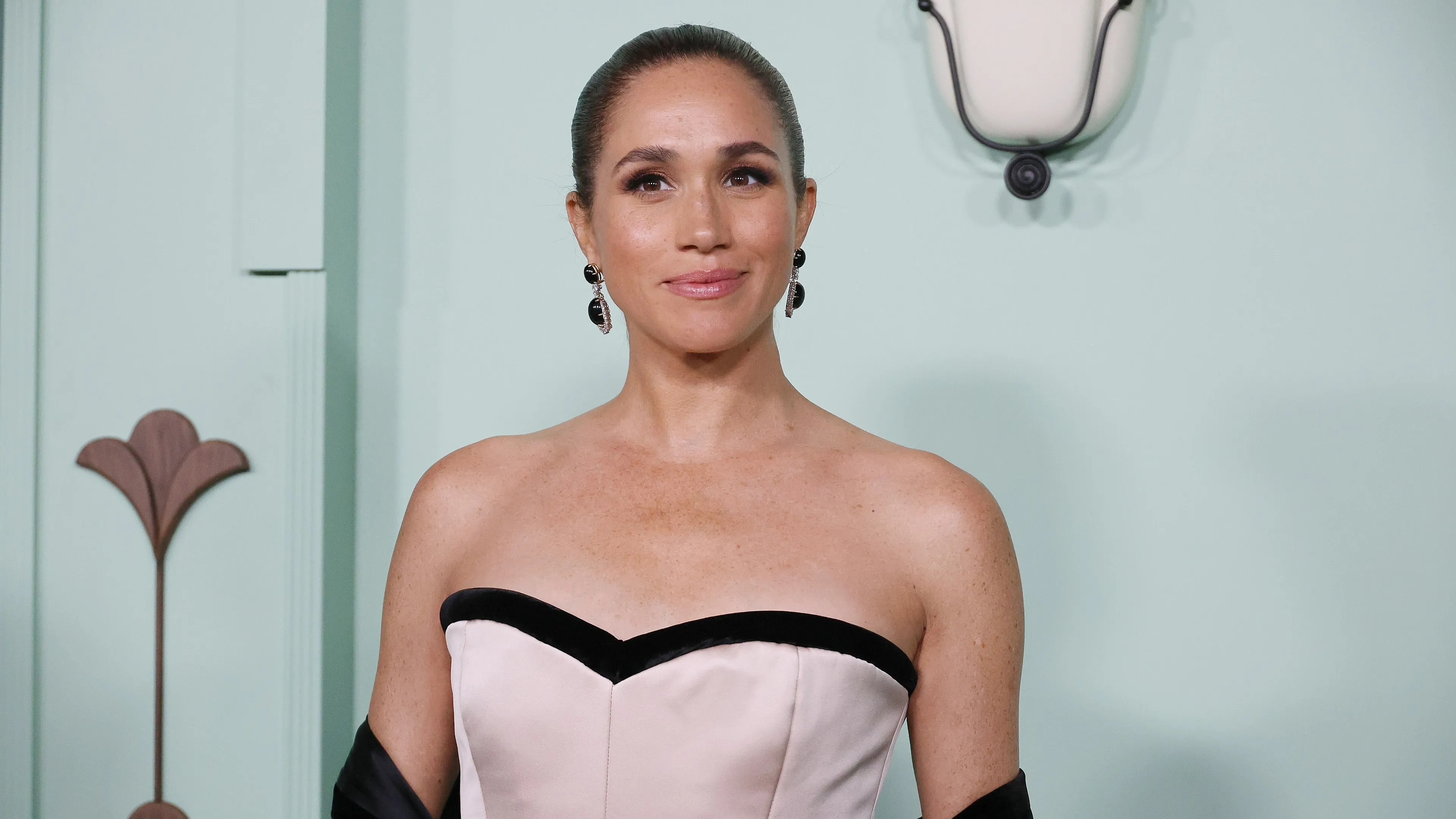 De jarige Meghan springt met ballonnen het water in