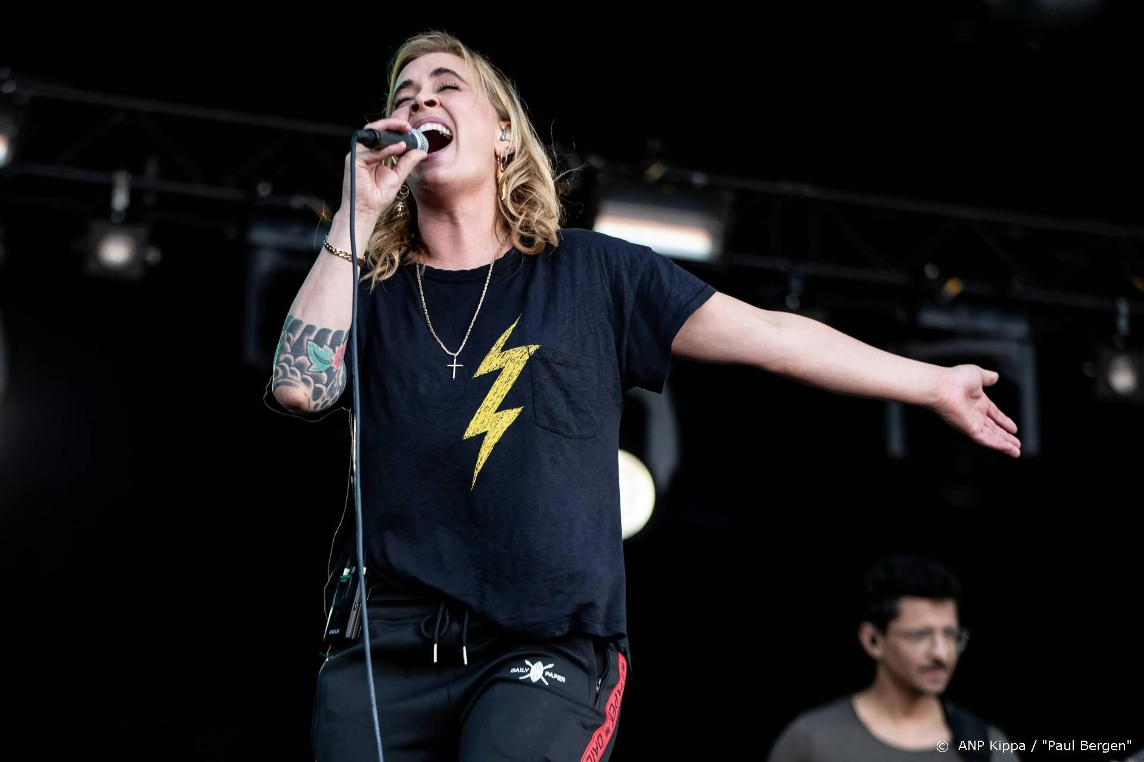 Anouk zit niet op eerste vliegtuig uit Marokko