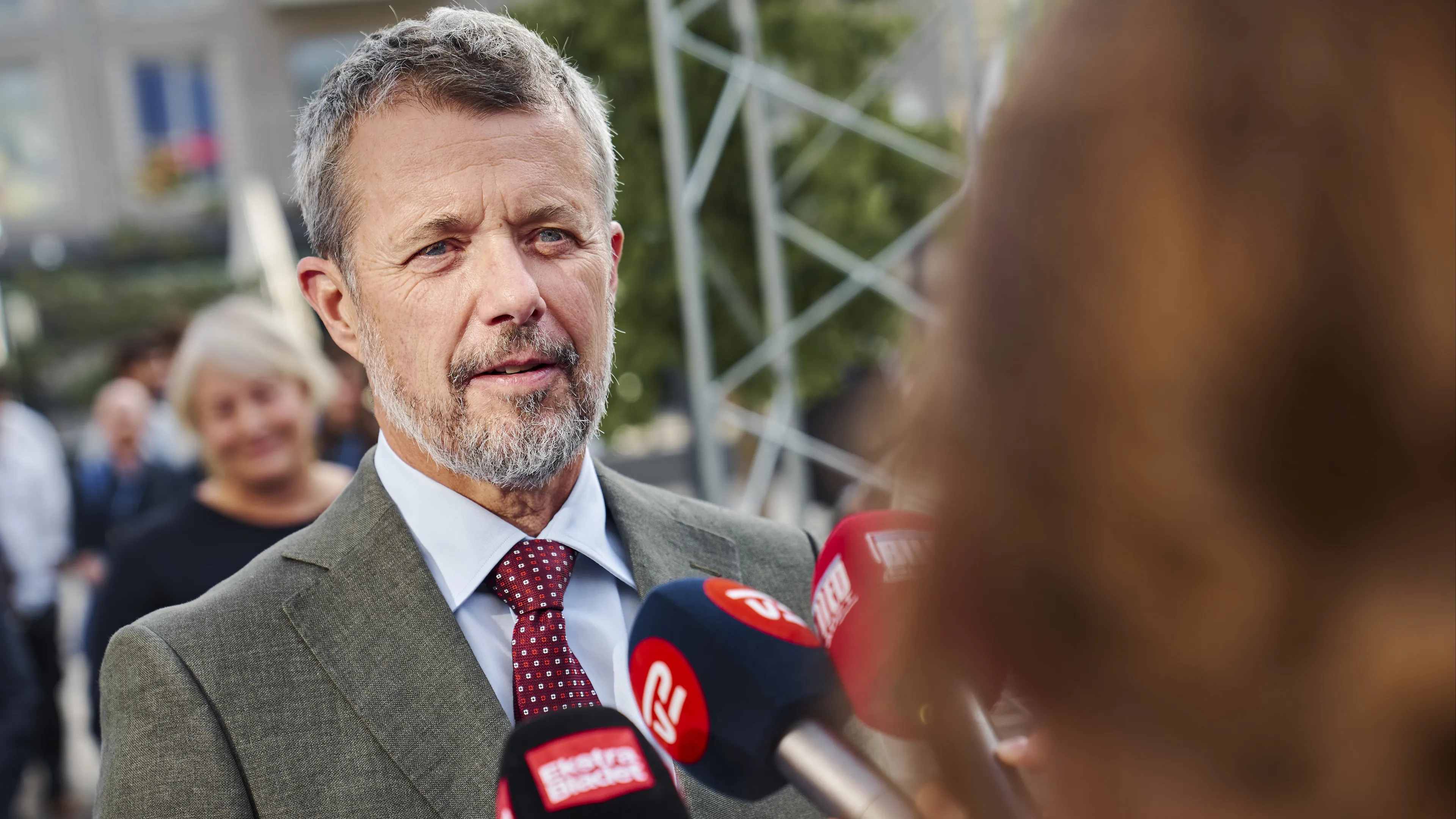Portret Deense koning Frederik flink onder vuur: '13-jarige schildert beter'