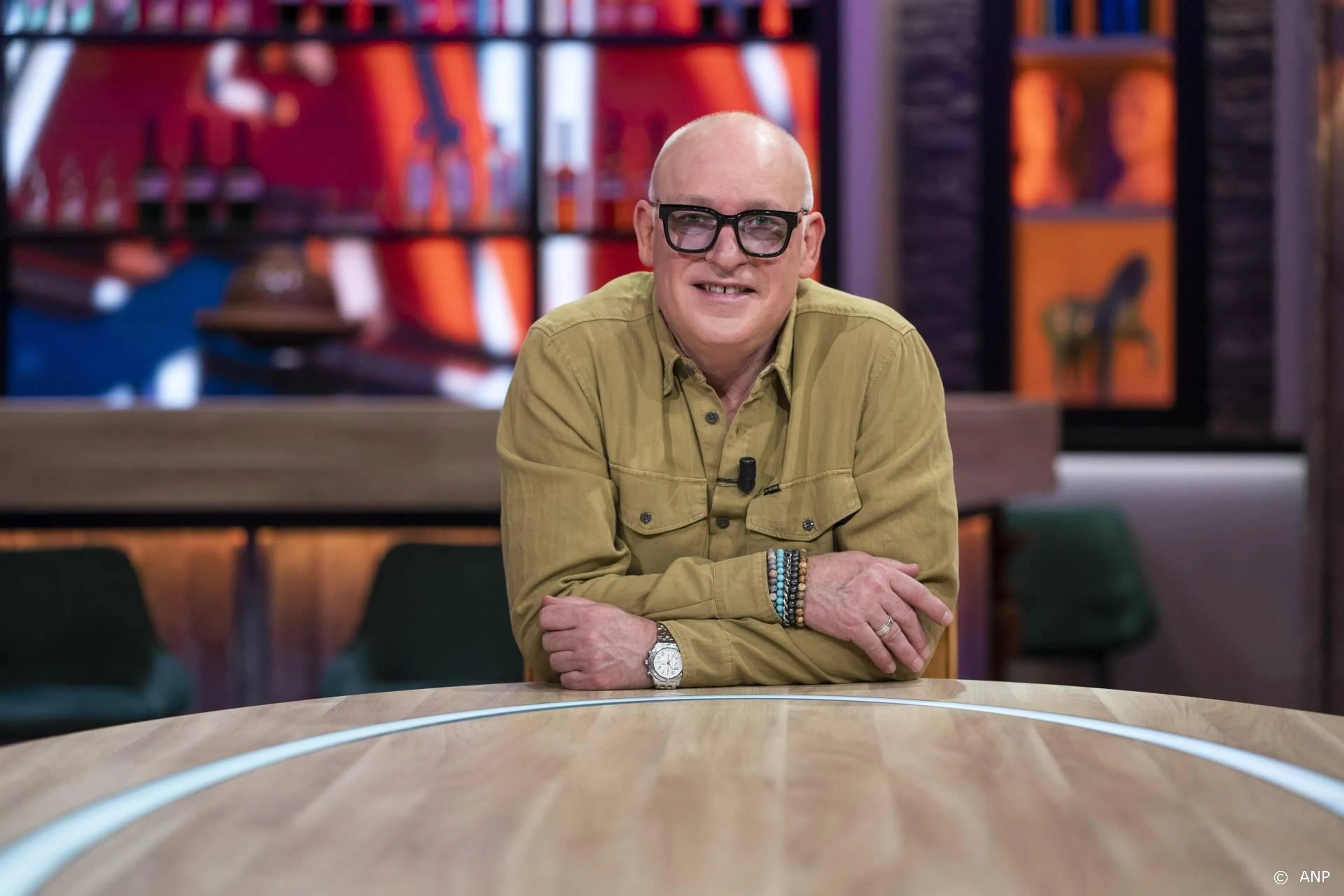 René van der Gijp geeft zoon seksuele voorlichting: 'Drie vingers zijn wel genoeg!'