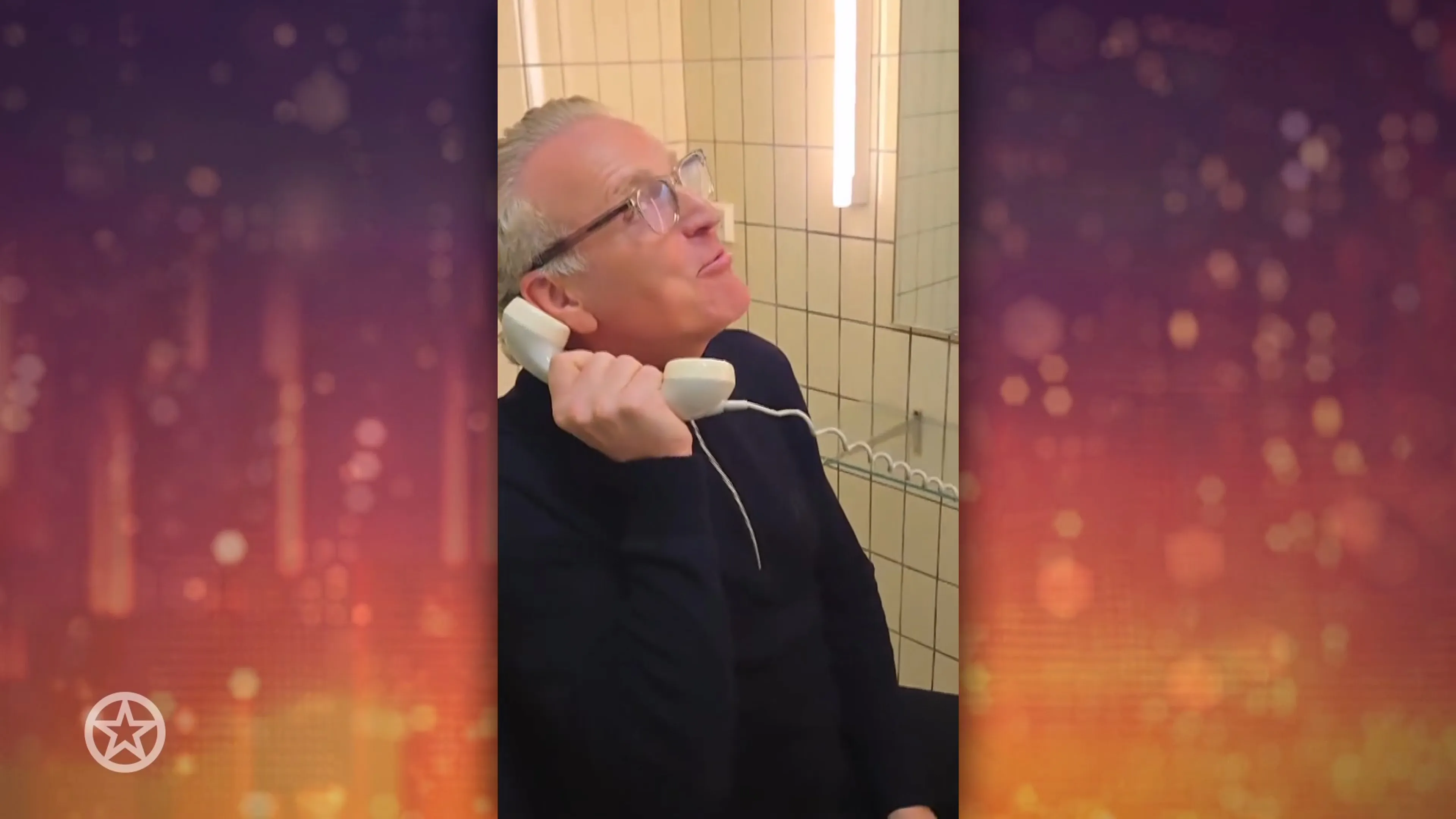 Gordon vermaakt zich op oude kapsalonstoel prinses Juliana
