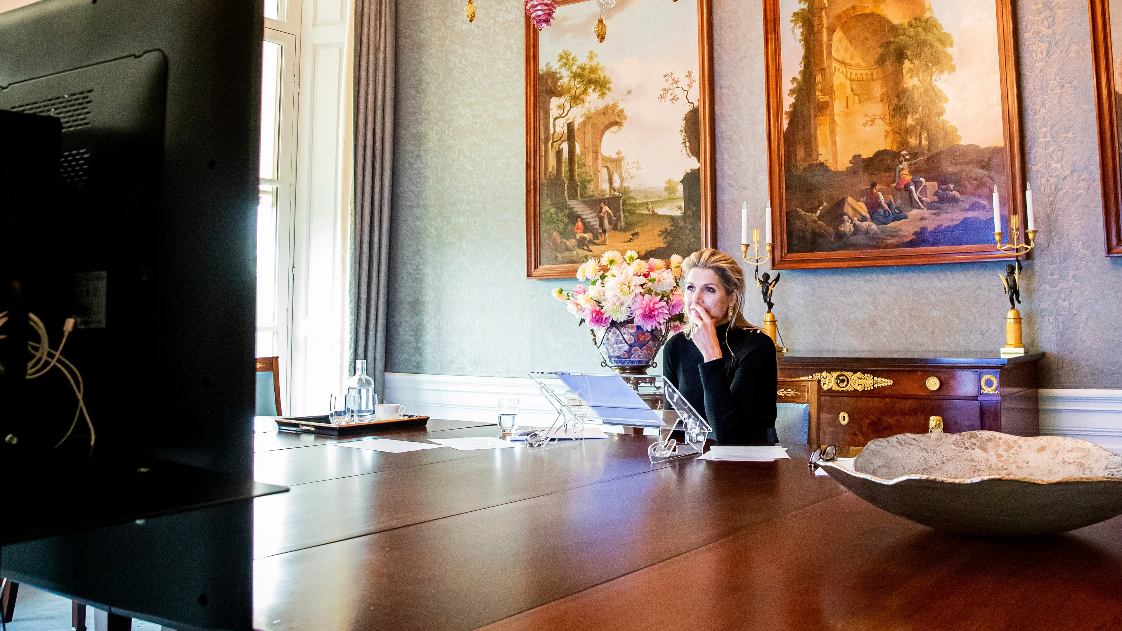 ZIEN: Videogesprek met koningin Máxima gaat faliekant mis