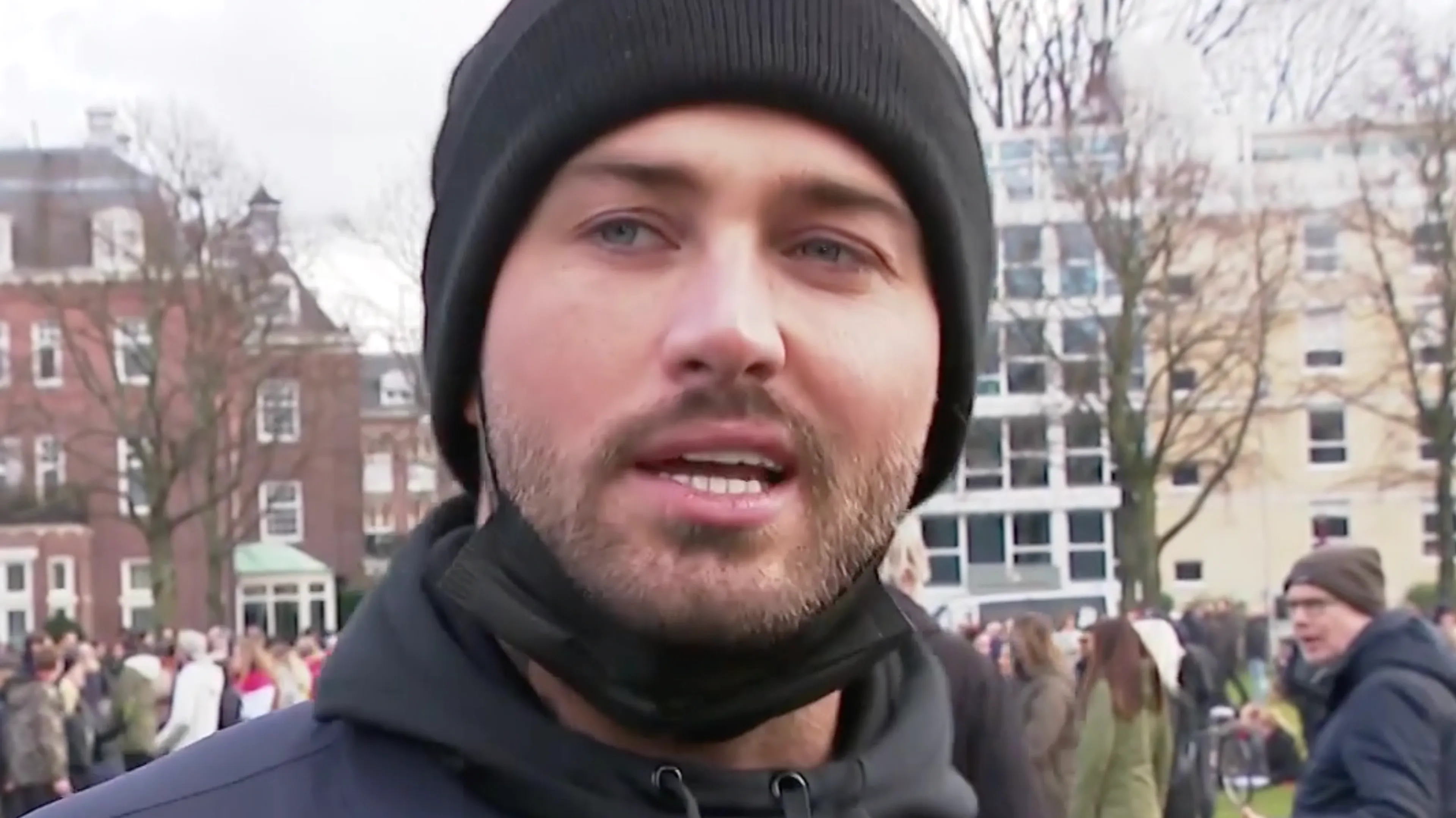 Dave Roelvink smijt afval op straat