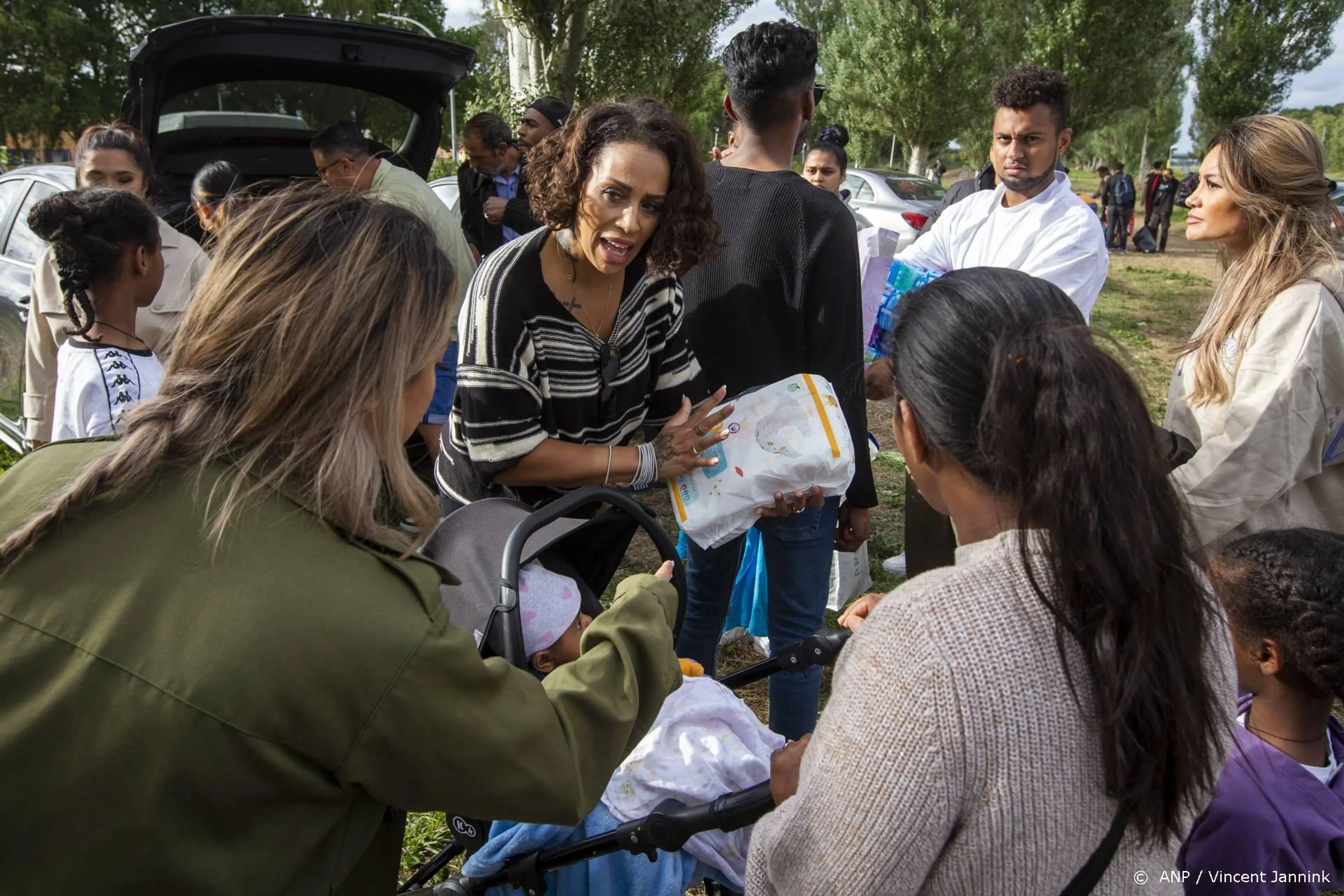 Glennis Grace heeft auto's vol spullen uitgedeeld bij Ter Apel