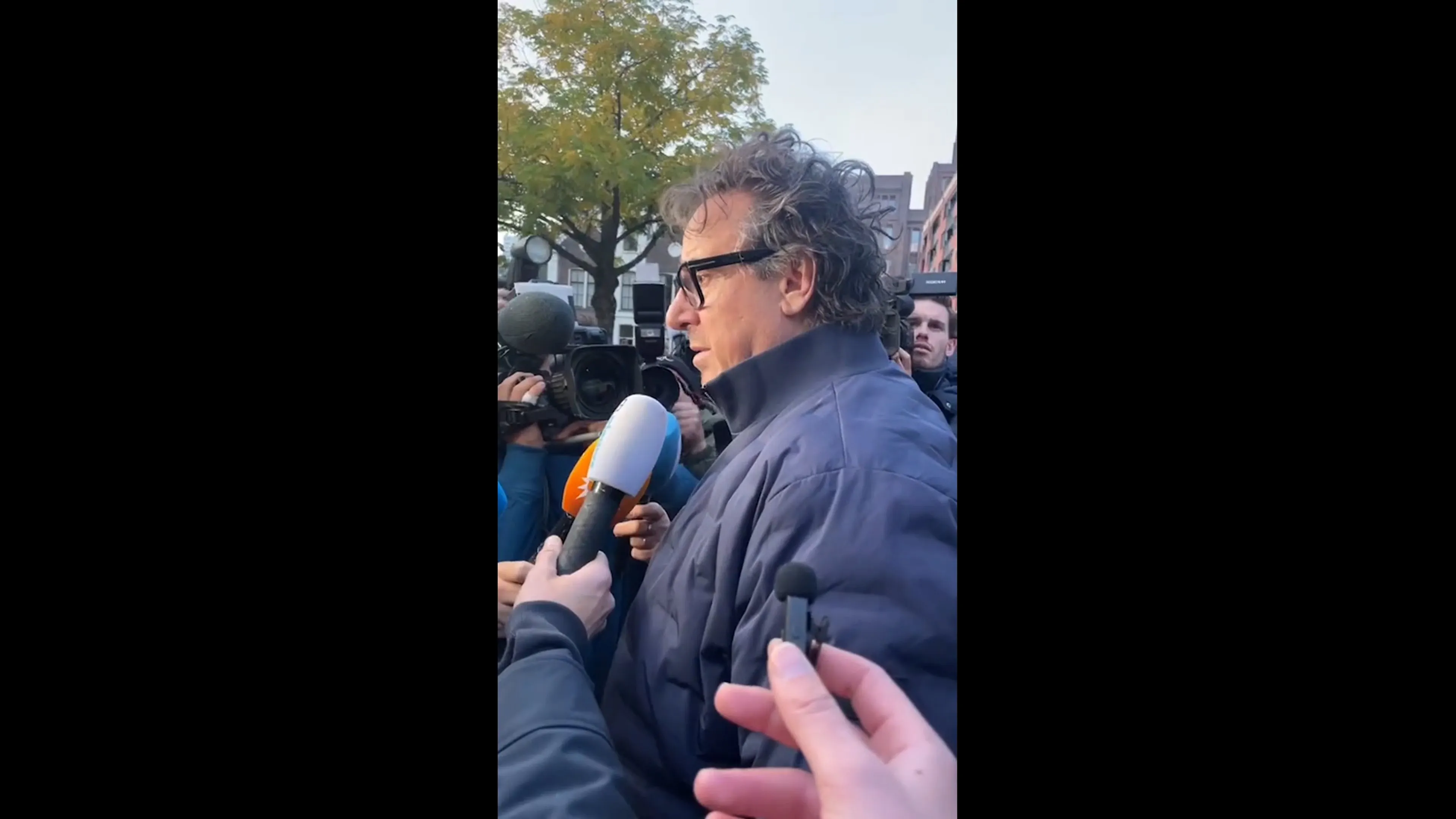Marco Borsato verlaat de rechtbank na een emotioneel slotwoord
