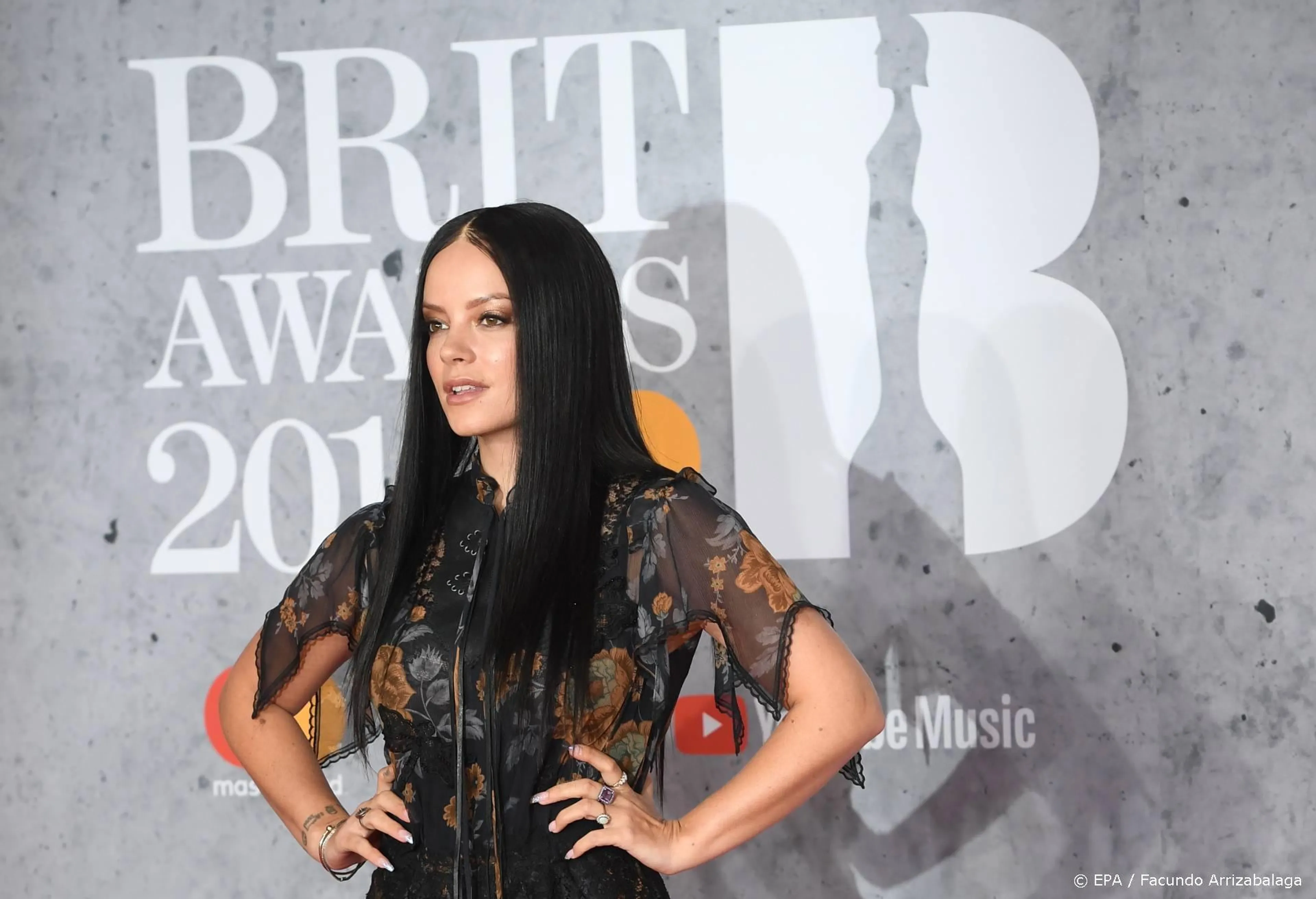 Nep-Elvis voltrekt huwelijk Lily Allen in Las Vegas