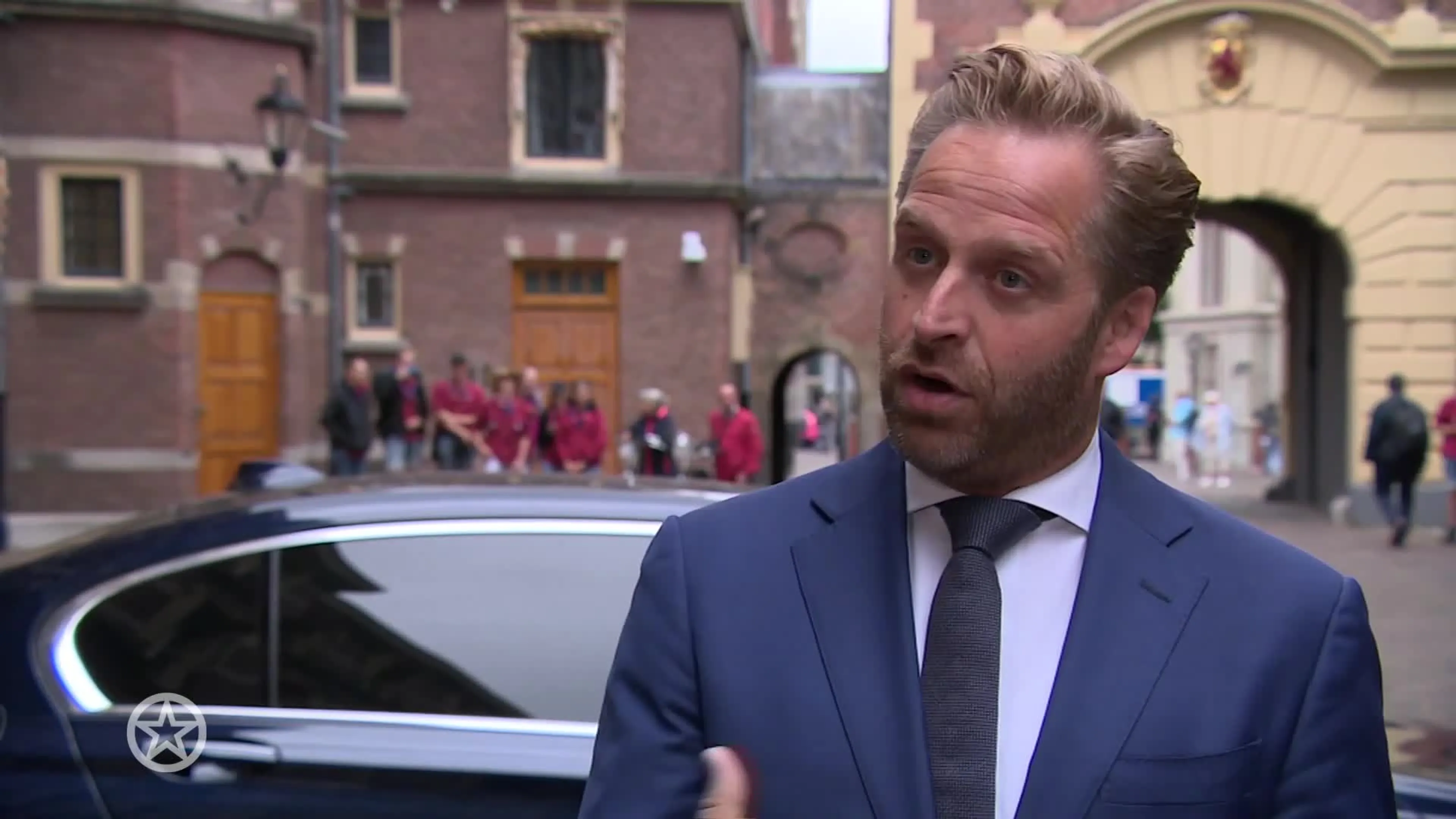 Hugo de Jonge reageert op volle voetbalstadions