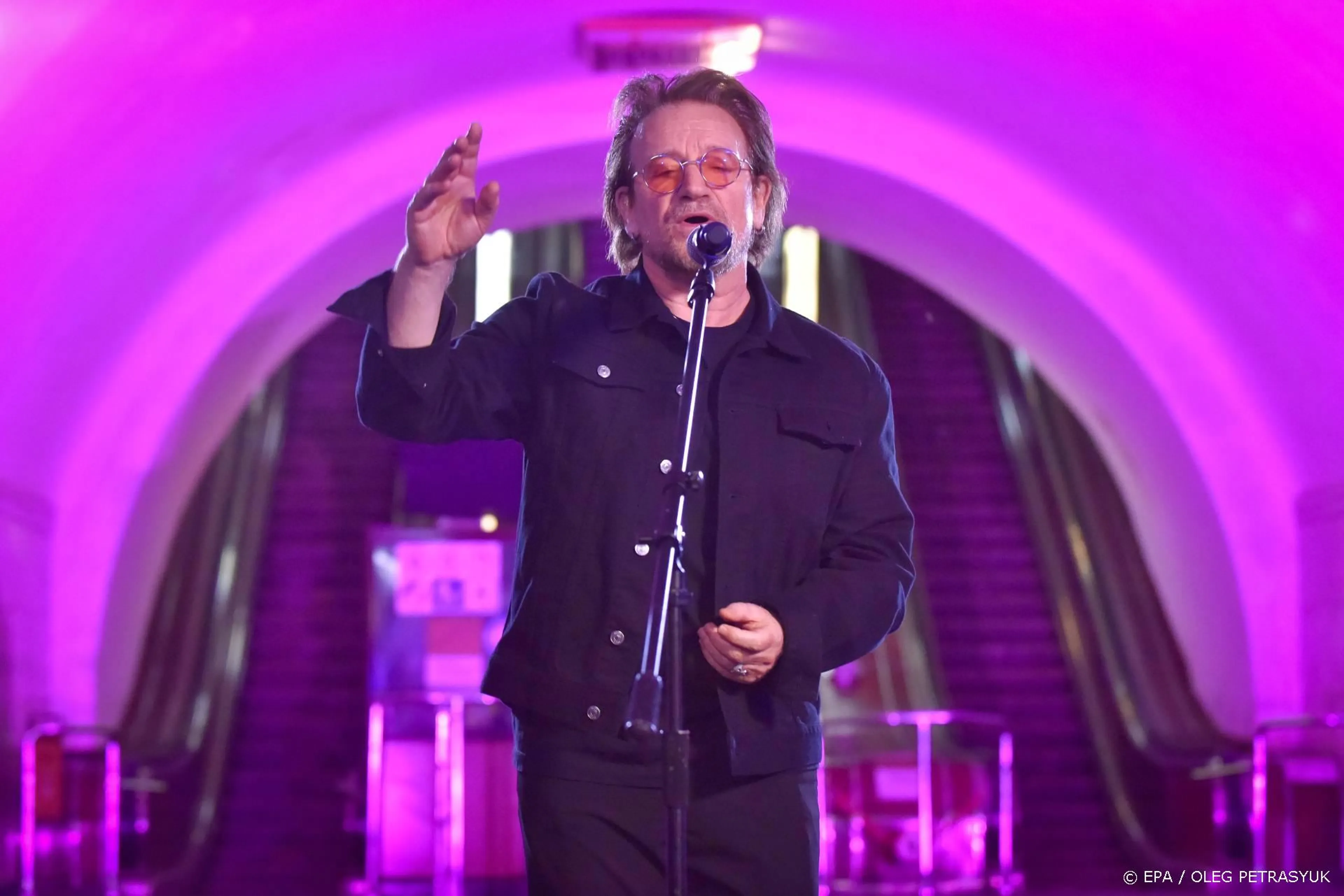 Bono geeft verrassingsoptreden in metrostation Kiev voor vrijheid