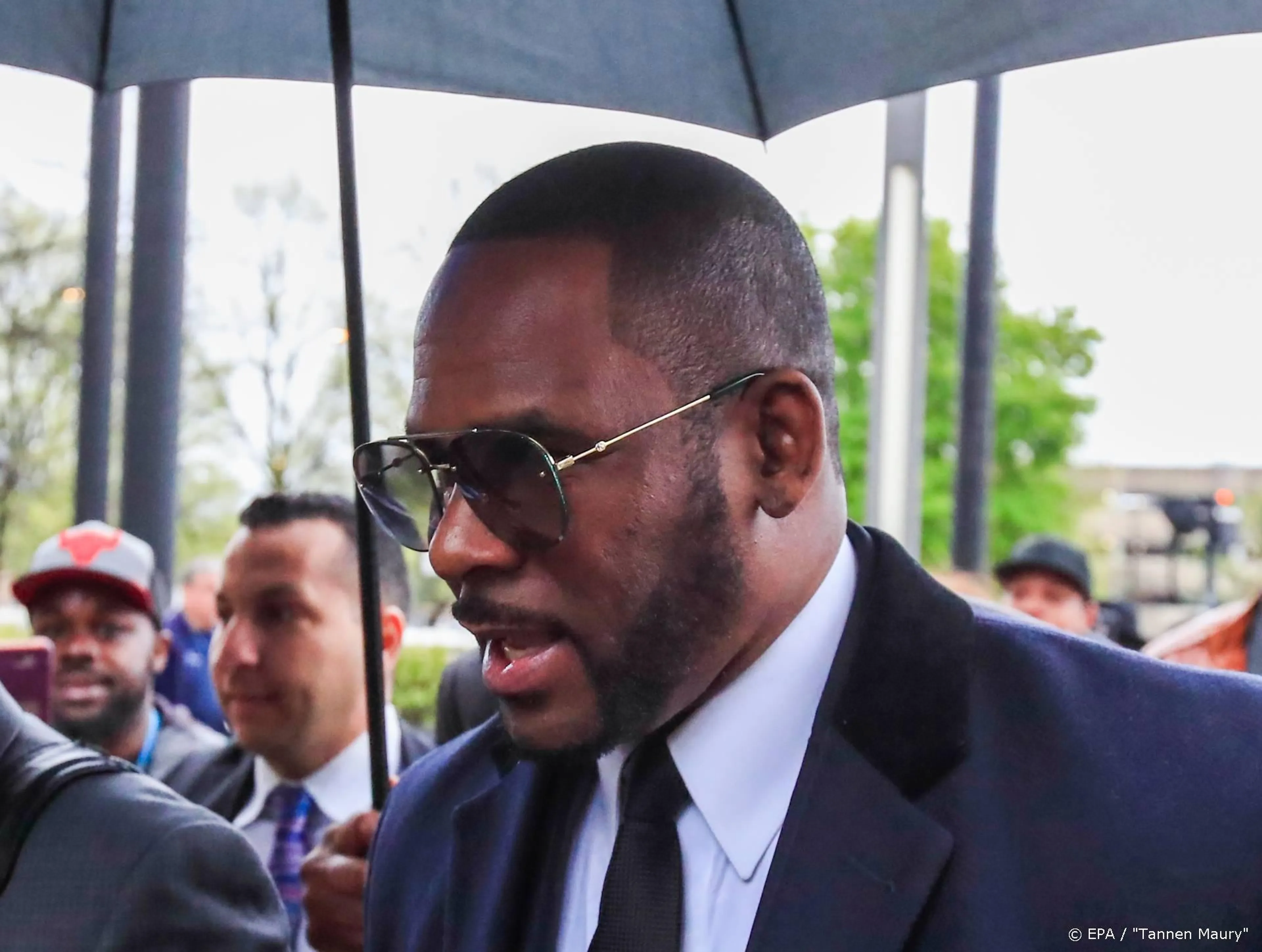 Manager R. Kelly opgepakt voor bedreiging om vertoning van docu