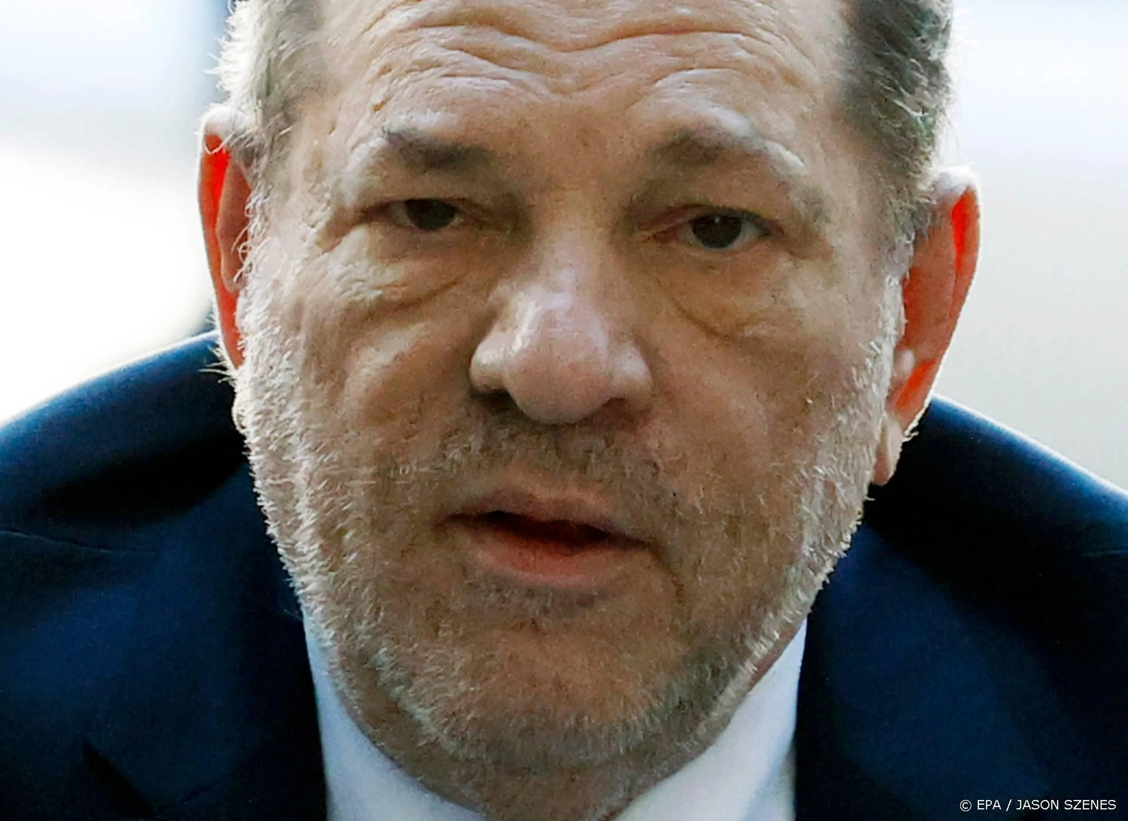 Harvey Weinstein moet lintje koningin Elizabeth weer inleveren