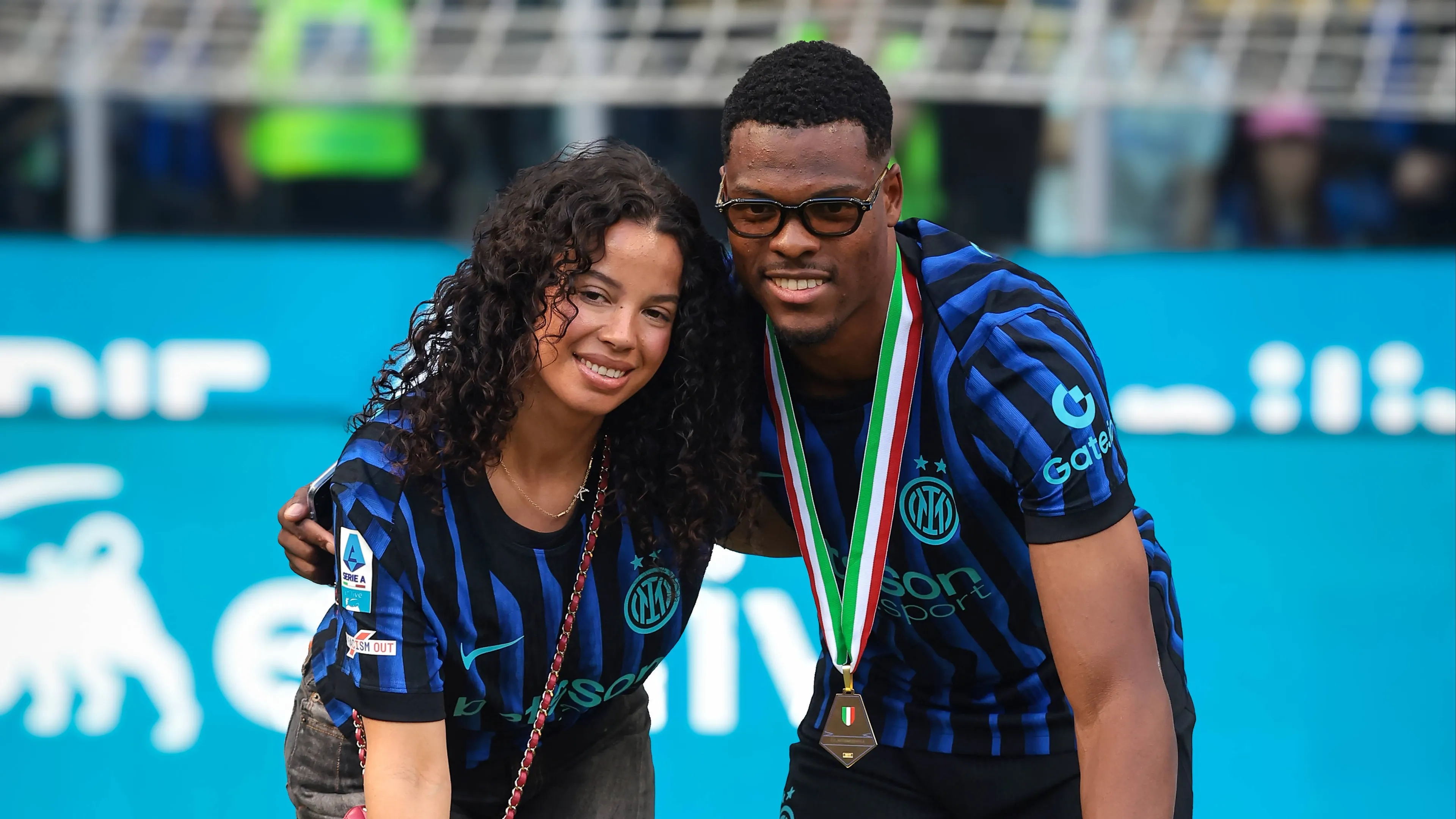 Verloofde Denzel Dumfries over leven in Milaan: 'Was pittig' 