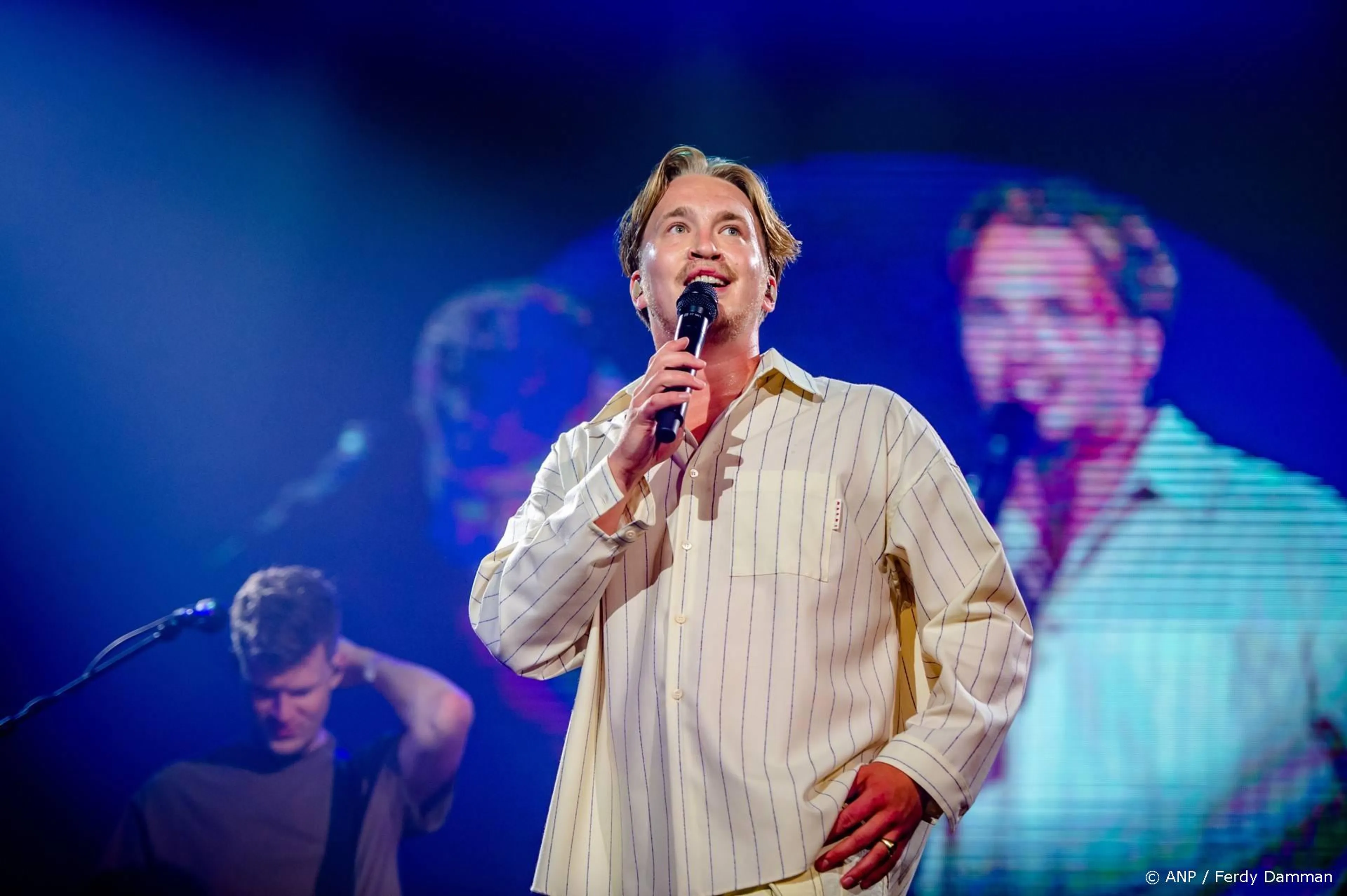 Zanger Snelle en partner Sterre verwachten eerste kind