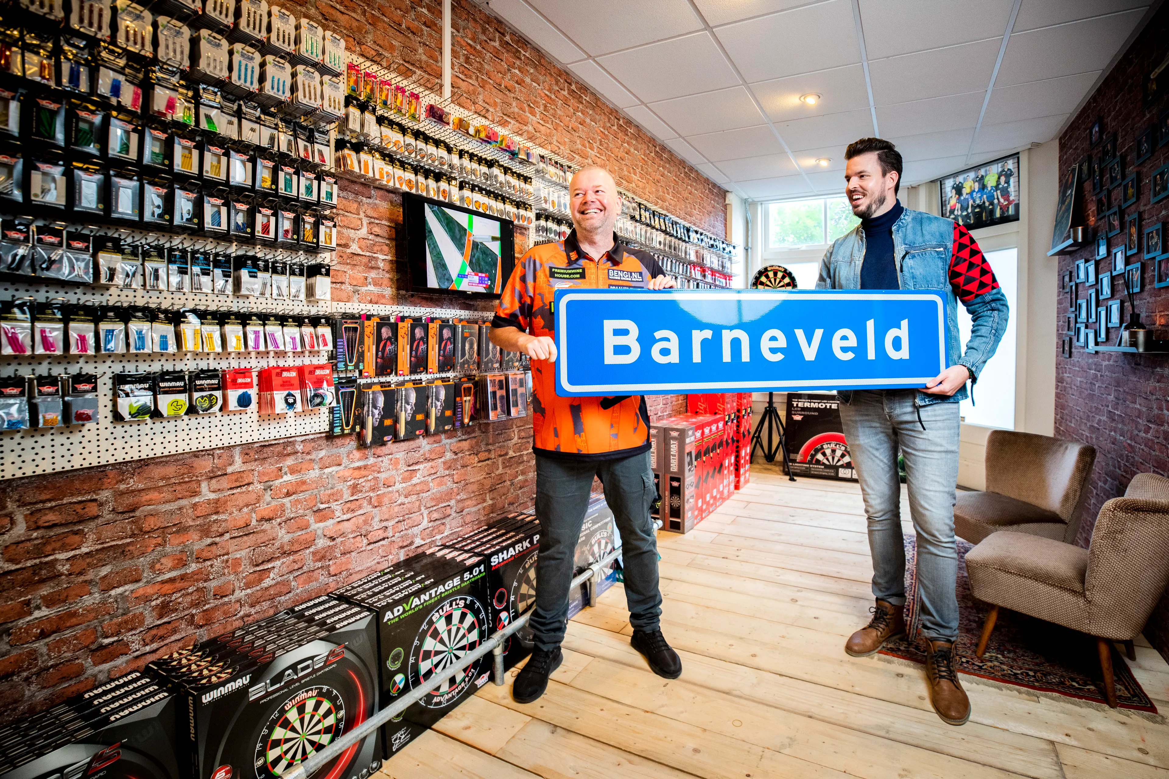 Barney opent dartwinkel
