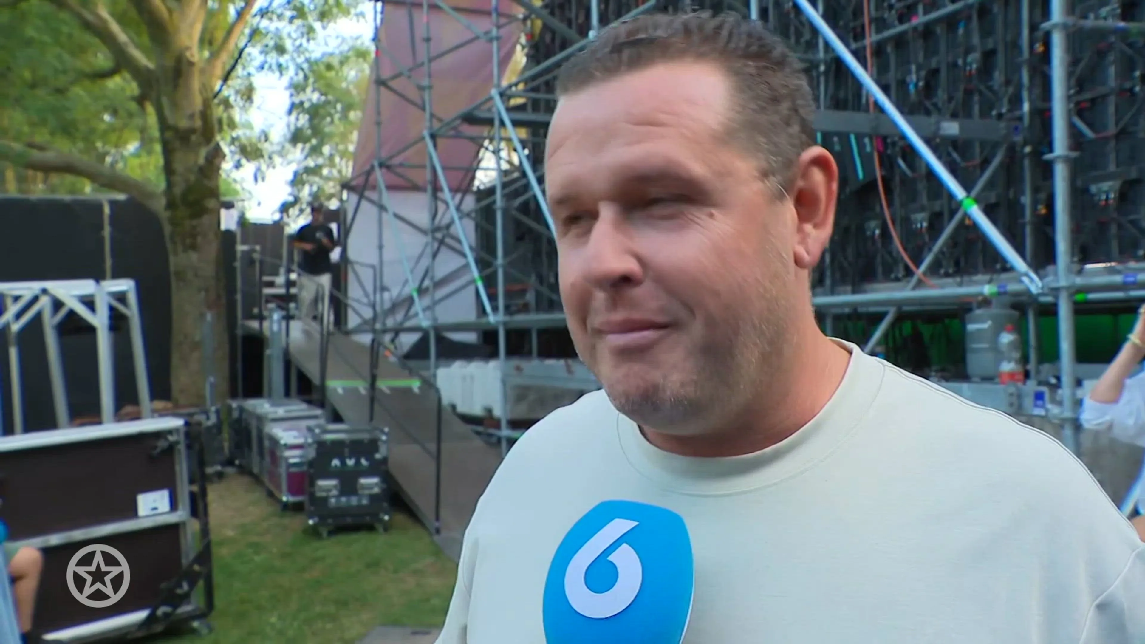 John West vertelt over optreden van zoontje
