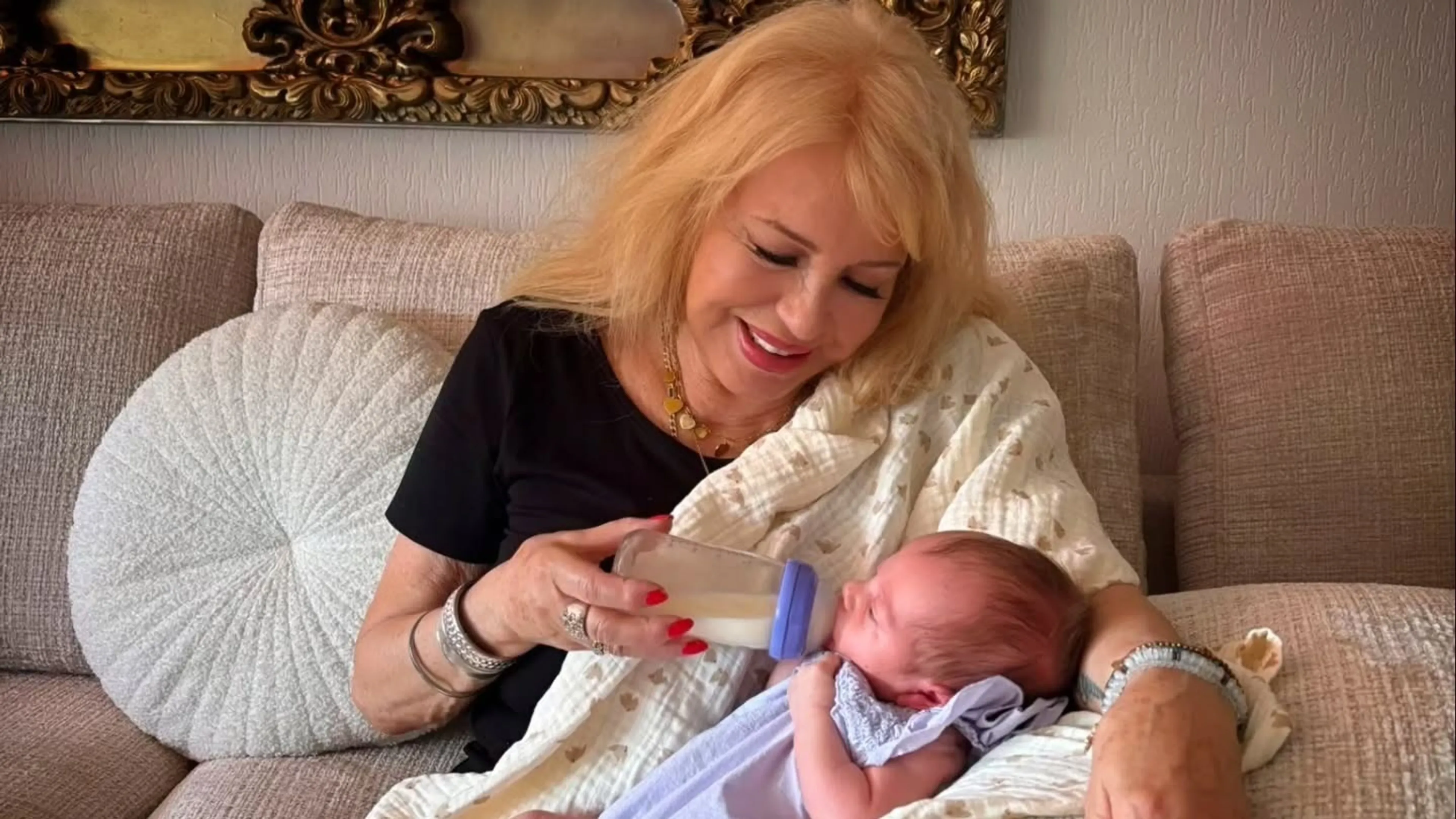 Patricia Paay geeft flesje aan baby Cleo: 'Zo bijzonder'