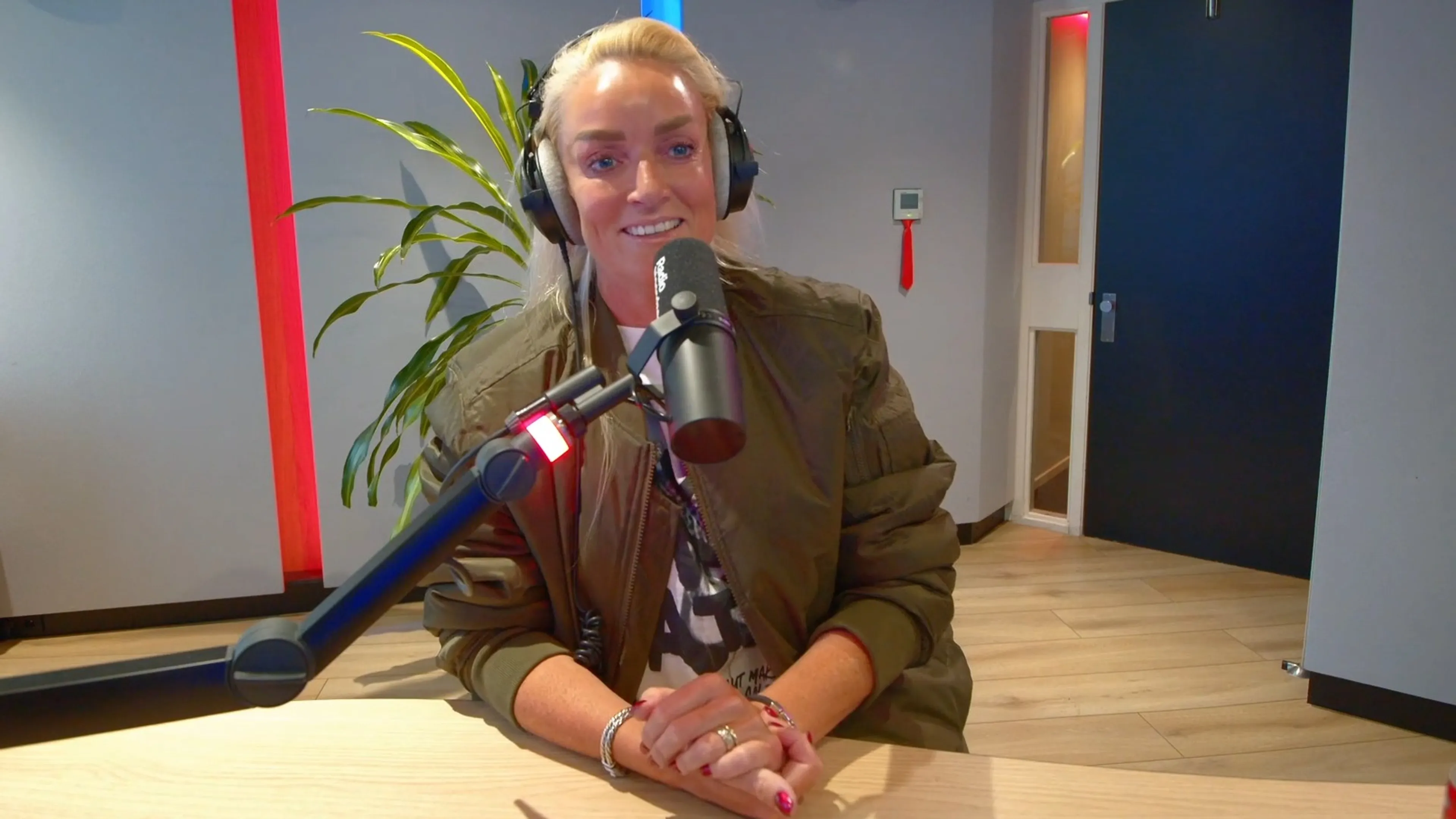Samantha Steenwijk predikt haar vurige boodschap achter nieuw lied