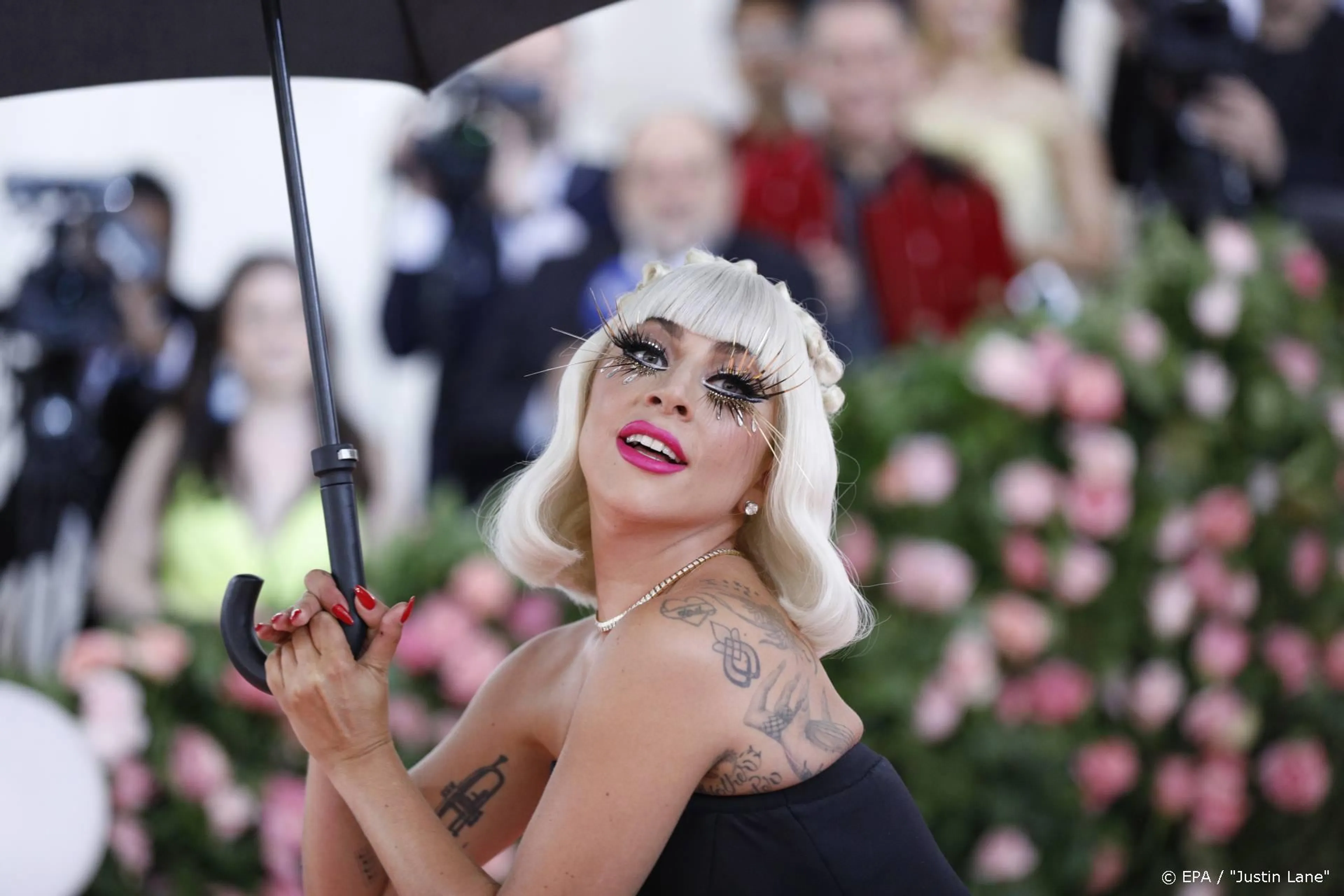 Ook Taylor Swift en Jennifer Lopez bij thuisconcert Lady Gaga