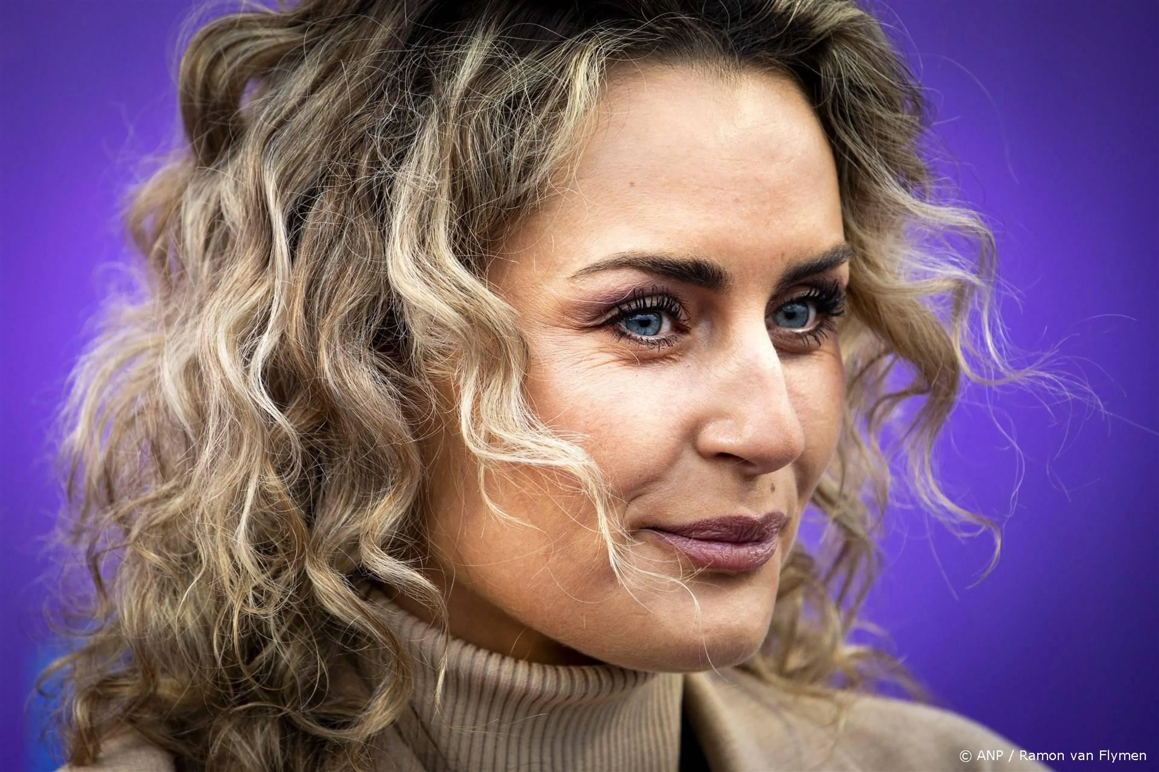 Comédienne Iris Rulkens onthult geslacht eerste kindje