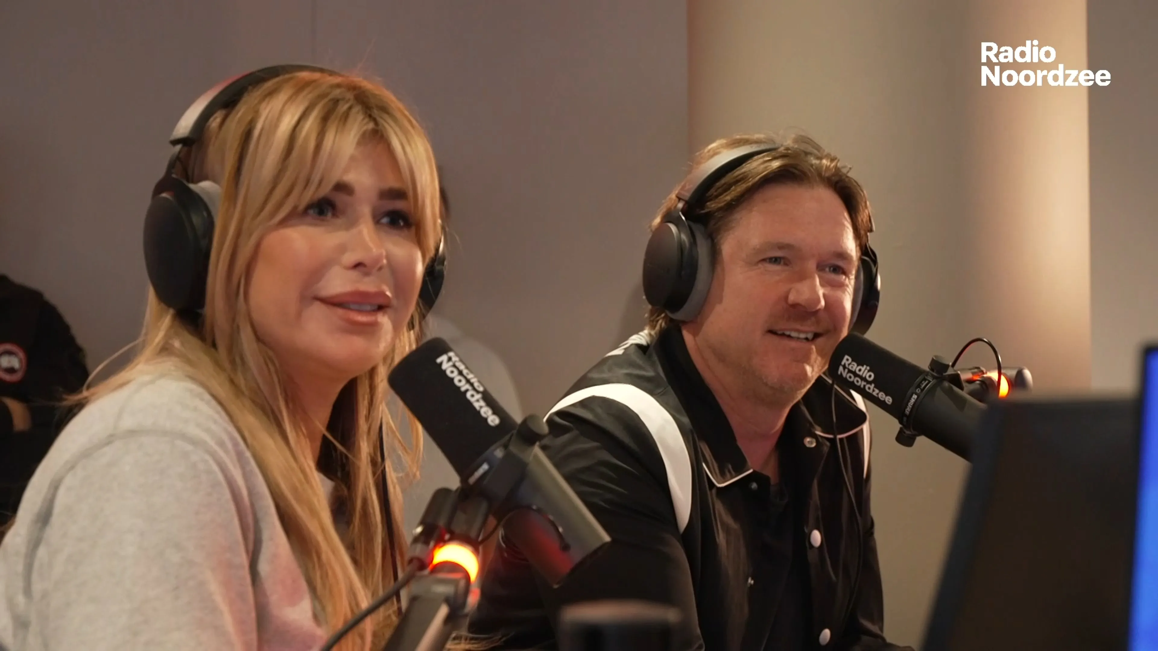 Johnny de Mol en Estelle Cruijff beginnen enthousiast aan Radio Noordzee-show